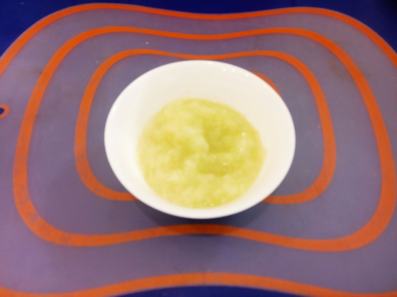 Котлеты из куриного филе, картофеля и сыра, сочные и нежные: Лук очищаем, промываем и измельчаем в блендере или натираем на средней терке.