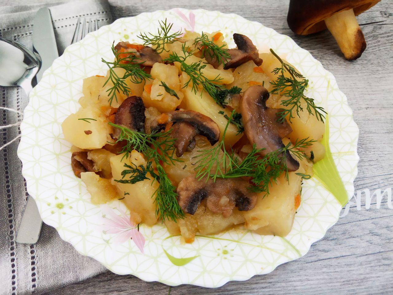 Картофель тушеный с шампиньонами