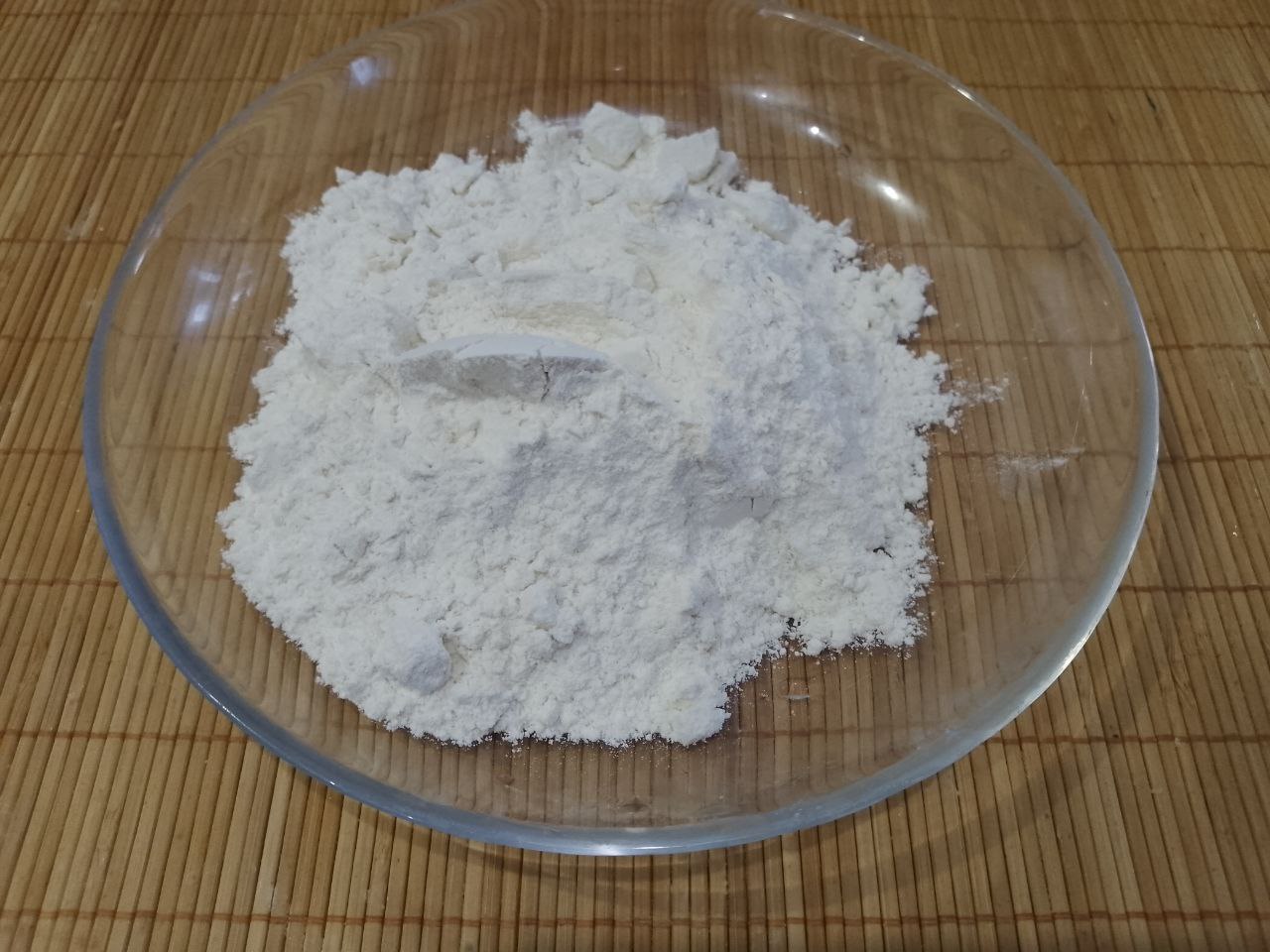 Рыбный стейк в кляре, вкусно и сытно: Всыпаем муку, соль и перец по вкусу, тщательно размешиваем.