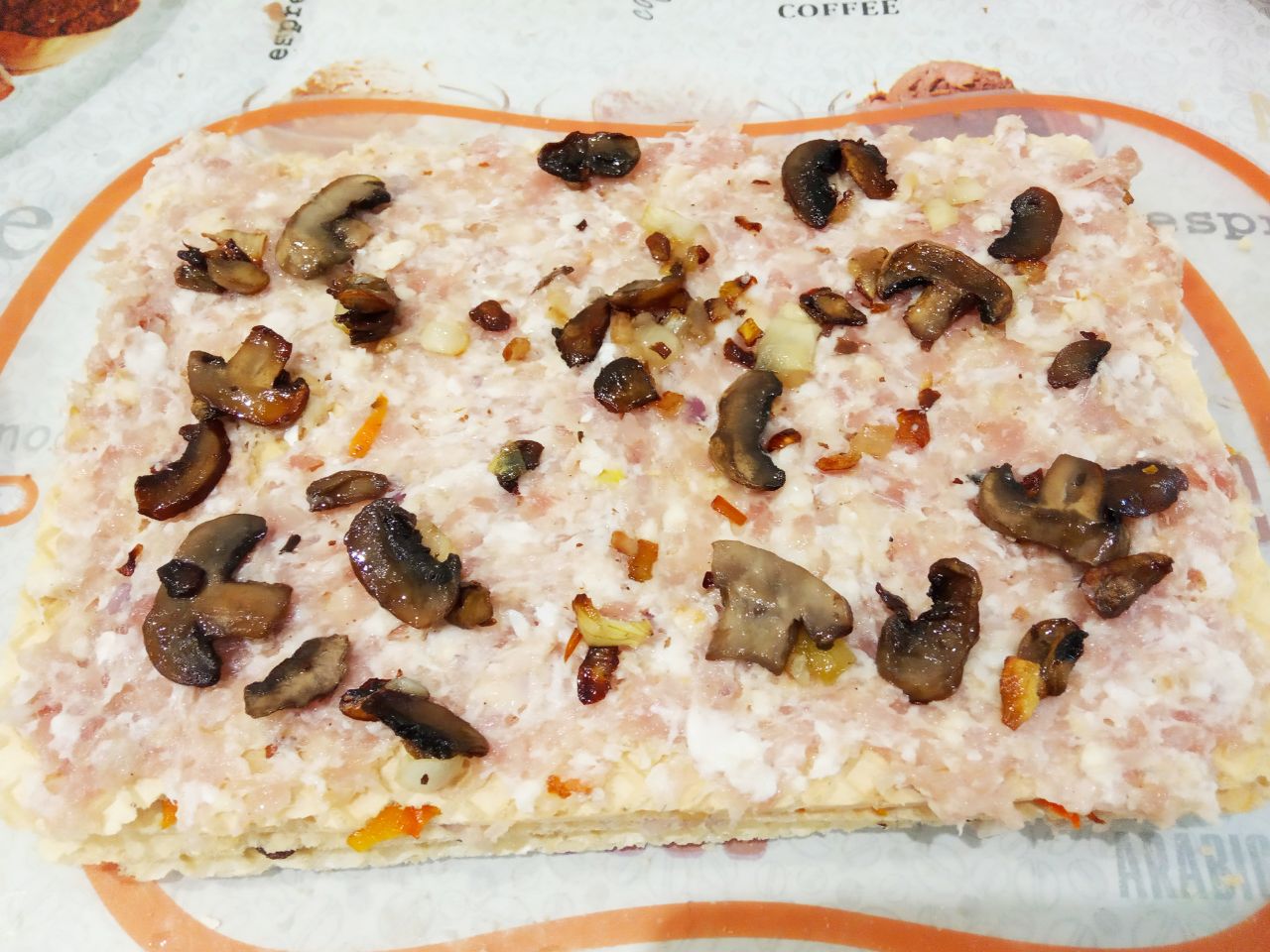 Торт вафельный с начинкой из фарша, моркови и грибов: Затем на следующий лист я распределила фарш с грибами и накрыла вафельным листом.