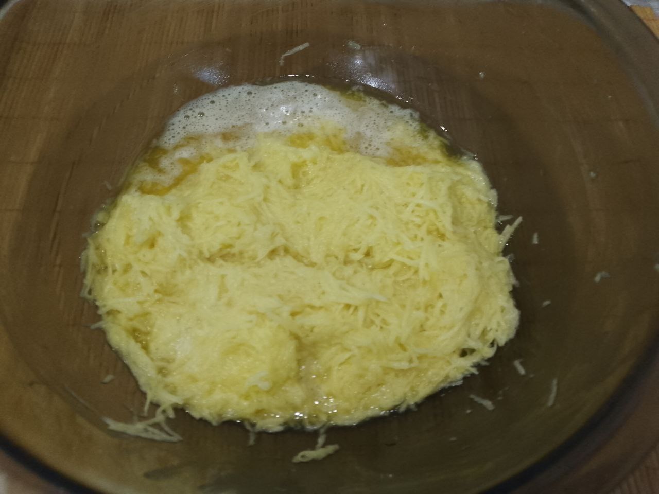 Драники с сыром, яйцом и сметаной: Добавляем соль по вкусу, перемешиваем и оставляем на несколько минут, чтобы образовался сок.
