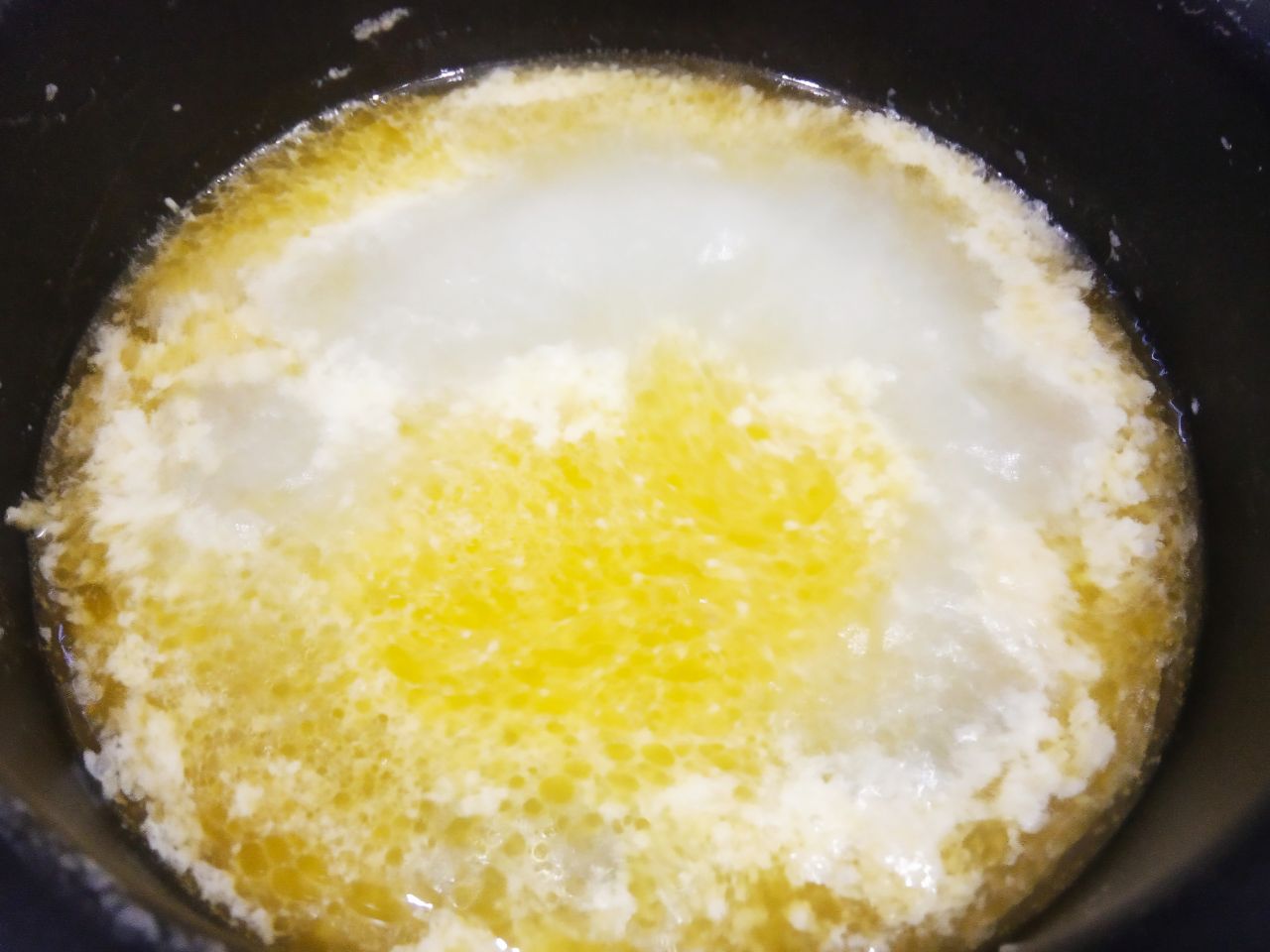 Заварные пирожные с масляным кремом, вкусные и аппетитные: Сначала приготовим заварные пирожные. В кастрюлю с толстым дном или чугунную наливаем воду, добавляем соль и