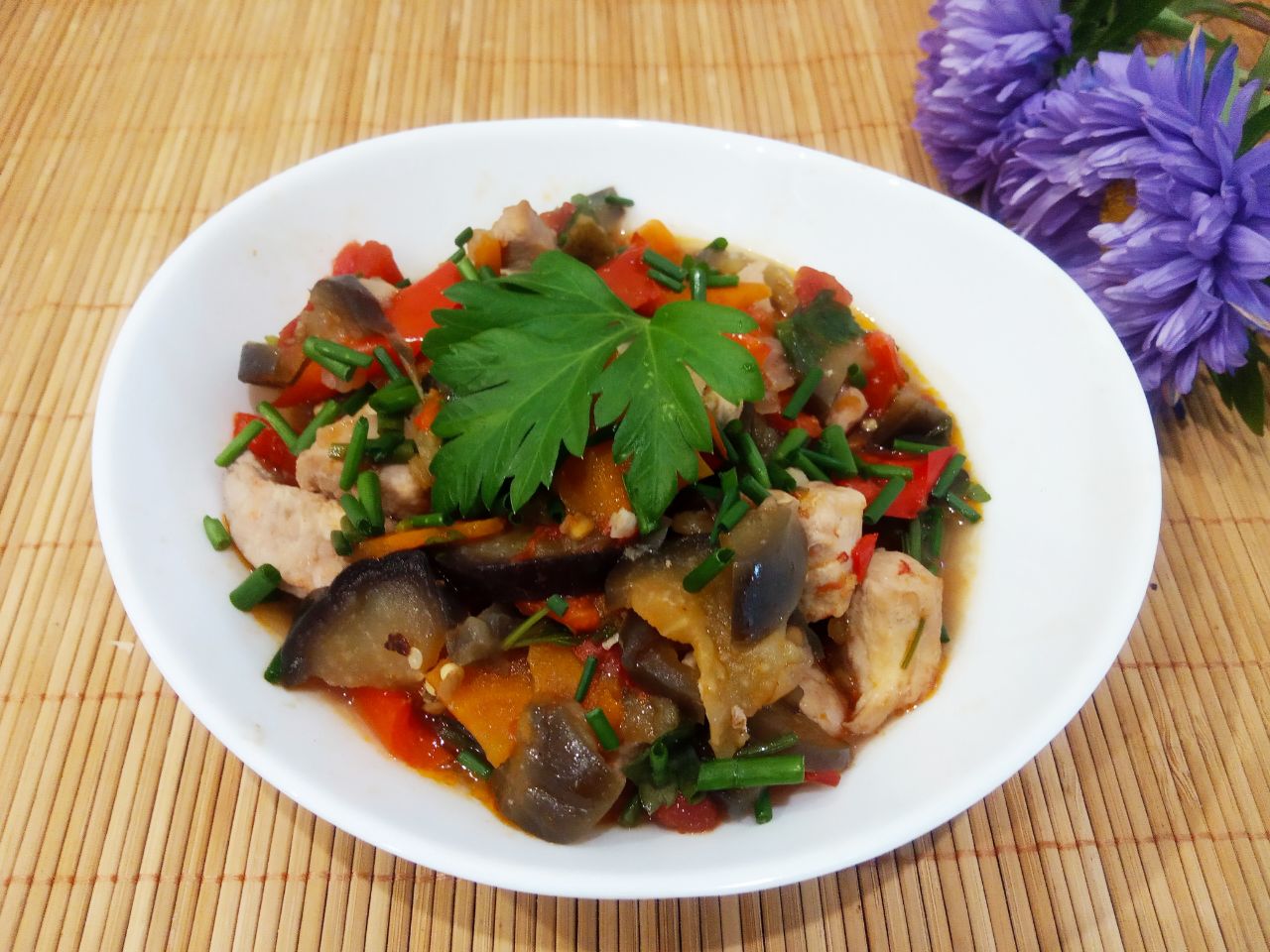 Тушеные баклажаны с овощами и филе