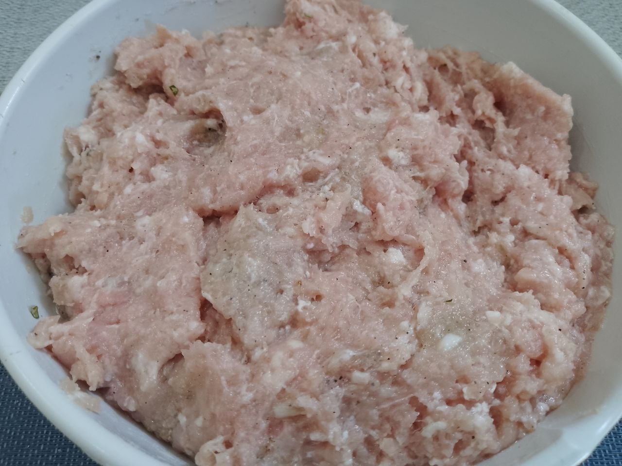 Домашние колбаски из свиного и куриного мяса в натуральной оболочке, запеченные в духовке: Фарш соединяем с чесноком, измельченным лавровым листом, солим и перчим по вкусу. Фарш тщательно