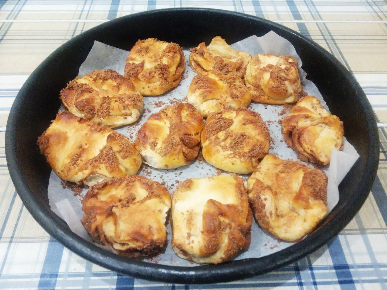 Домашние булочки с начинкой из шоколадной крошки: Духовку разогреваем до 180 С и ставим булочки для выпекания. Выпекаем булочки до готовности.