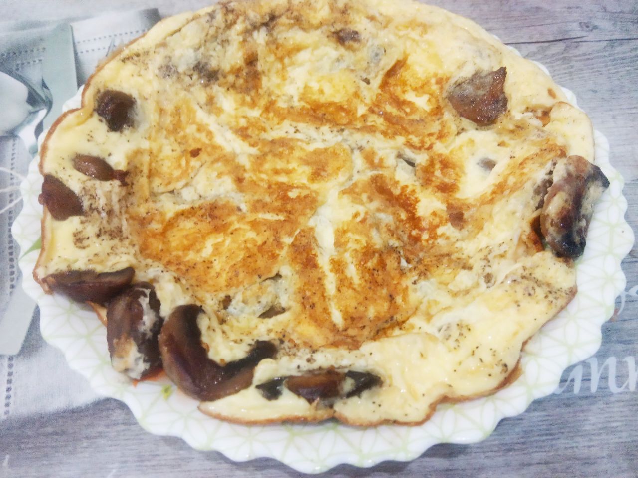 Омлет с шампиньонами и жареным луком, вкусный и сытный завтрак: Когда омлет зарумянится выкладываем на тарелку и посыпаем измельченной зеленью.