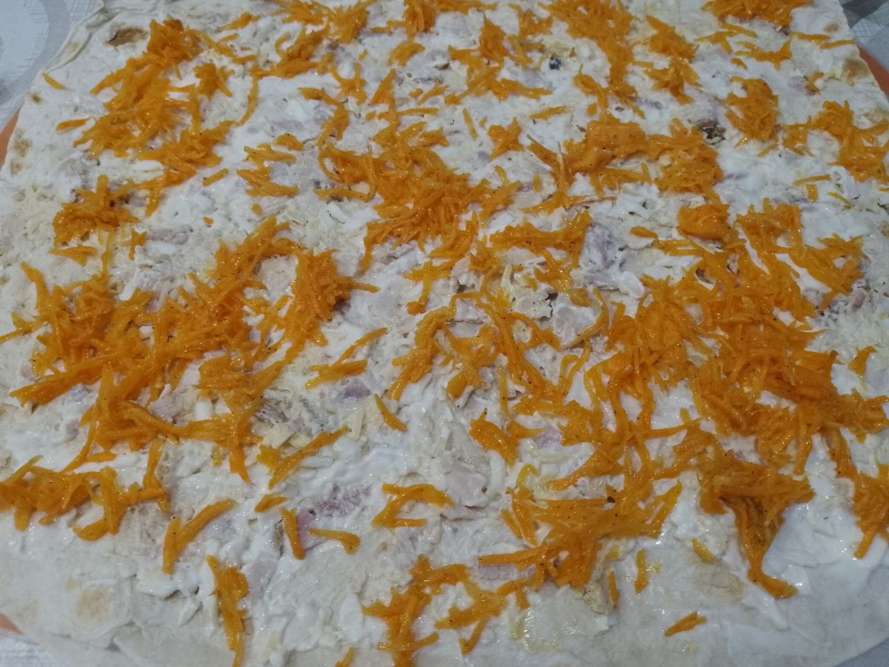Лаваш с начинкой из мяса, яиц и моркови: Накрываем второй часть лаваша и также равномерно выкладываем начинку, потом морковь и промазываем майонезом.