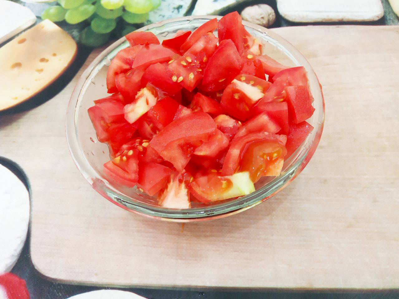Тушеные баклажаны с овощами и филе: Помидоры промываем, удаляем плодоножки и нарезаем ломтиками.