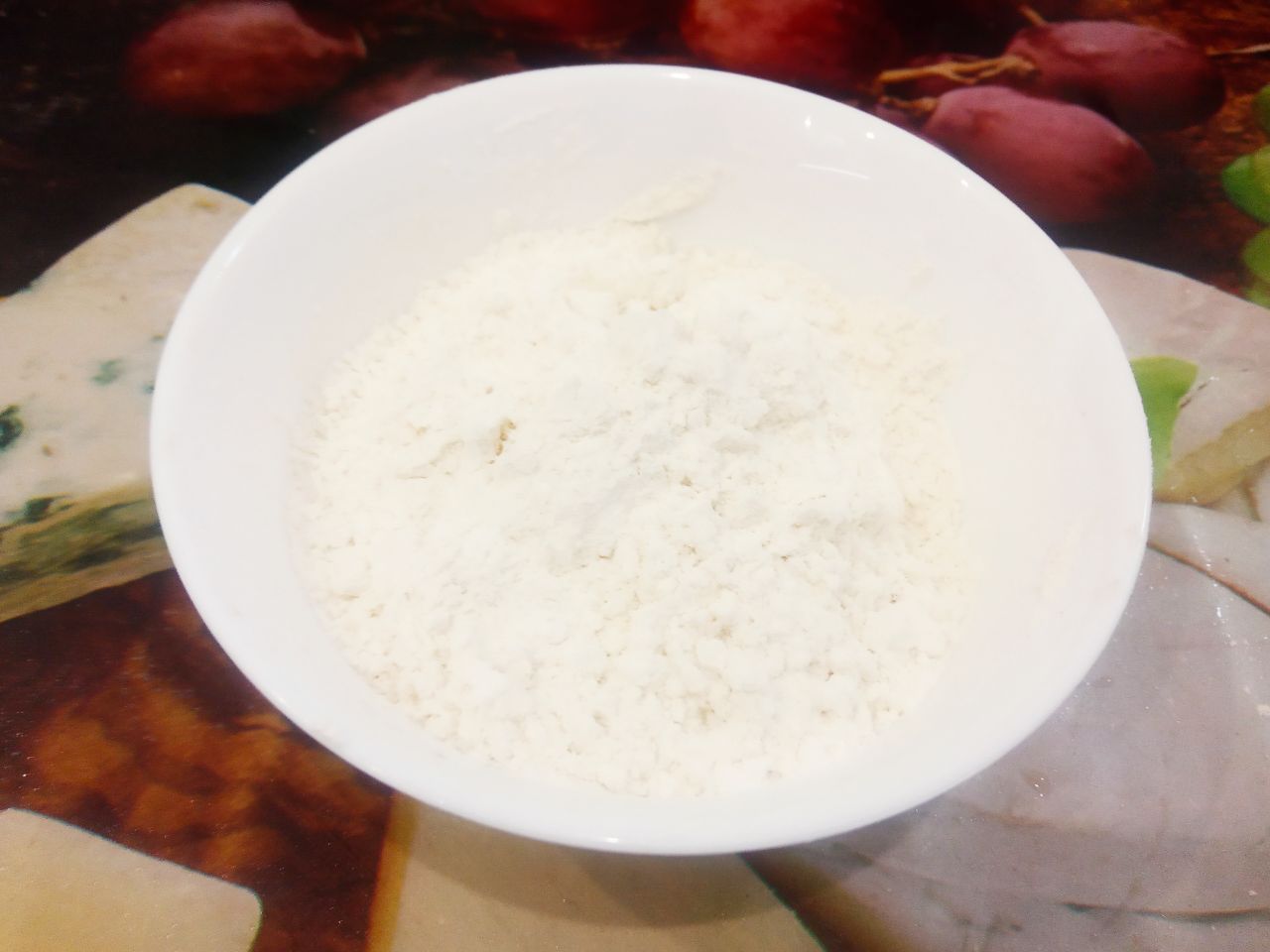 Картофельные гнезда с грибной начинкой и сыром: В охлажденное пюре добавляем лук, чеснок, муку и перец по желанию. Массу тщательно размешиваем.