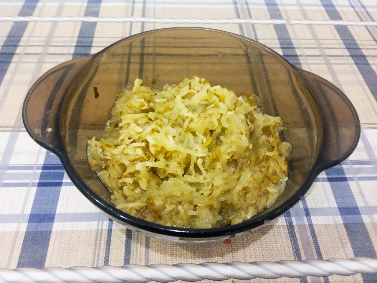 Простой рецепт рассольника с рисом и солеными огурцами: Огурцы соленые желательно, но если нет тогда я добавляю и консервированные. Очищаем если грубая кожура и