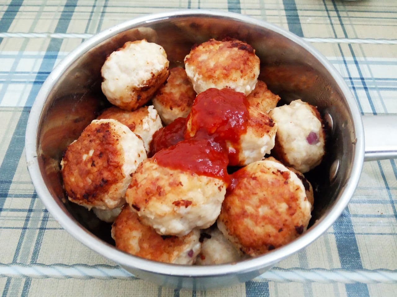 Мясные тефтели с добавлением риса, нежные и сочные: Томатную пасту разводим кипяченной водой и выливаем в кастрюльку.