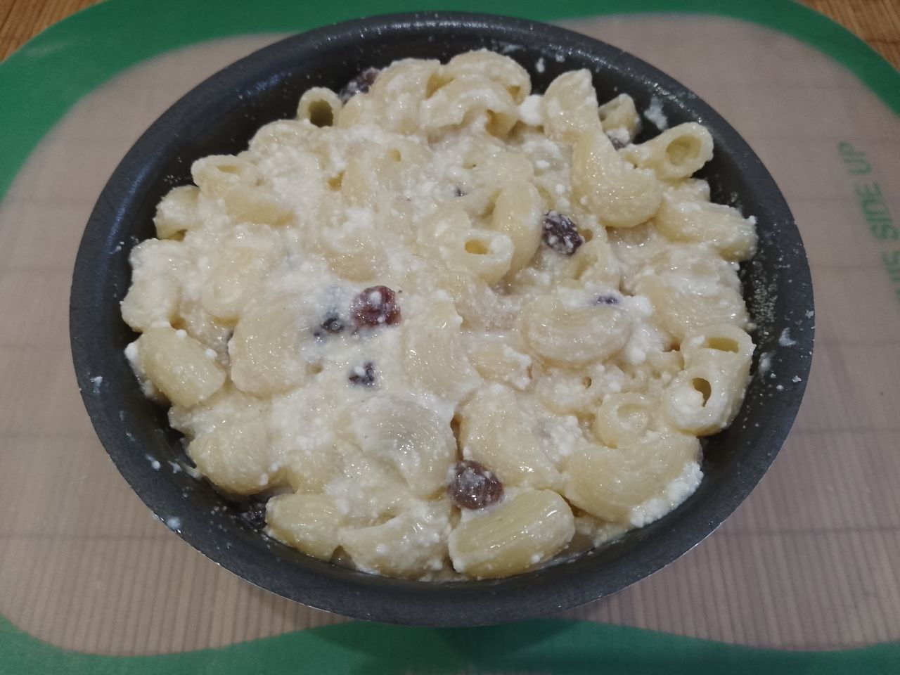 Запеканка из макарон, творога и изюма, просто и вкусно: Форму смазываем сливочным маслом и выкладываем макаронную массу с творогом. Сверхху смазываем сметаной.