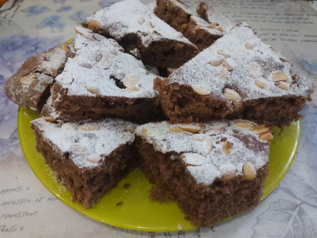 Шоколадный пирог на сметане, с клубникой и орехами