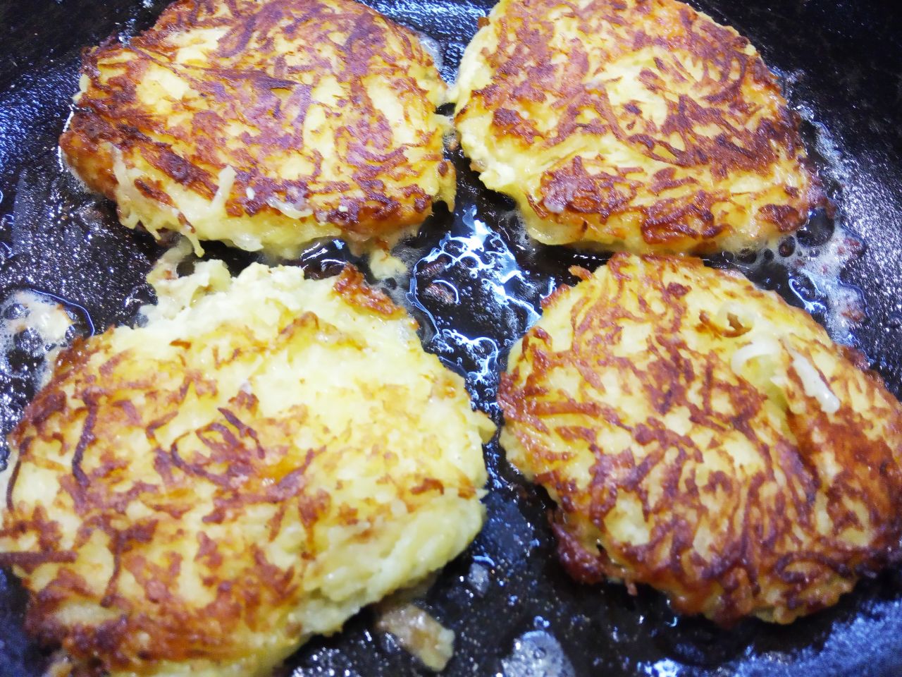 Картофельные оладьи или драники с твердым сыром, быстро и вкусно
