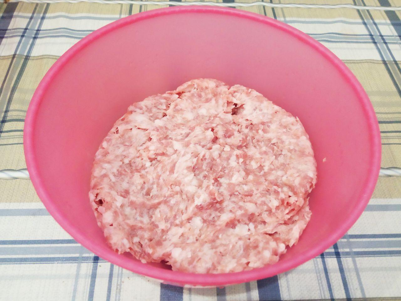 Макароны с фаршем и луком: Мясо промываем водой, просушиваем и перекручиваем на мясорубке.