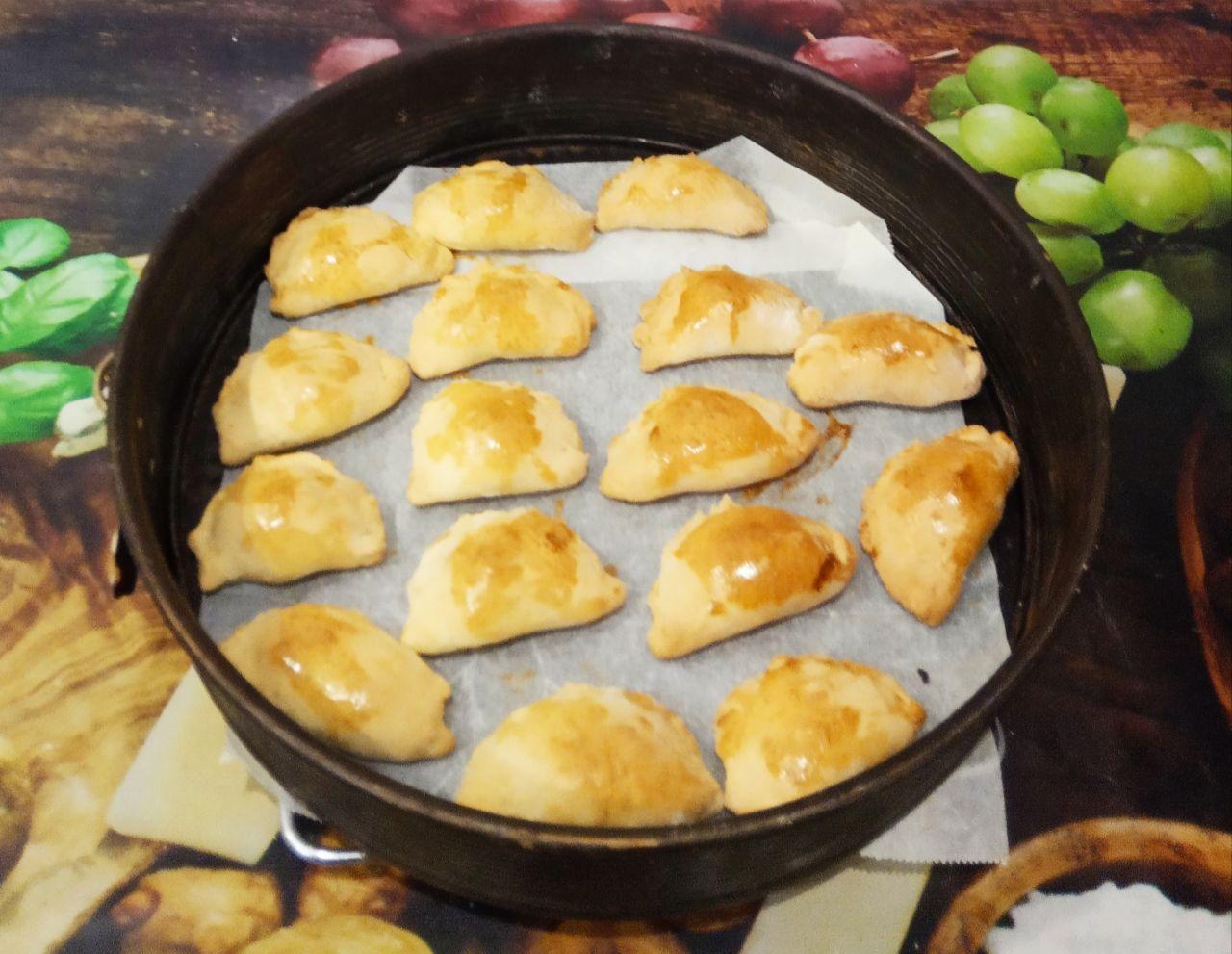 Вкусные пирожки с начинкой из тушеных яблок: Выпекаем пирожки до светло-желтого цвета.