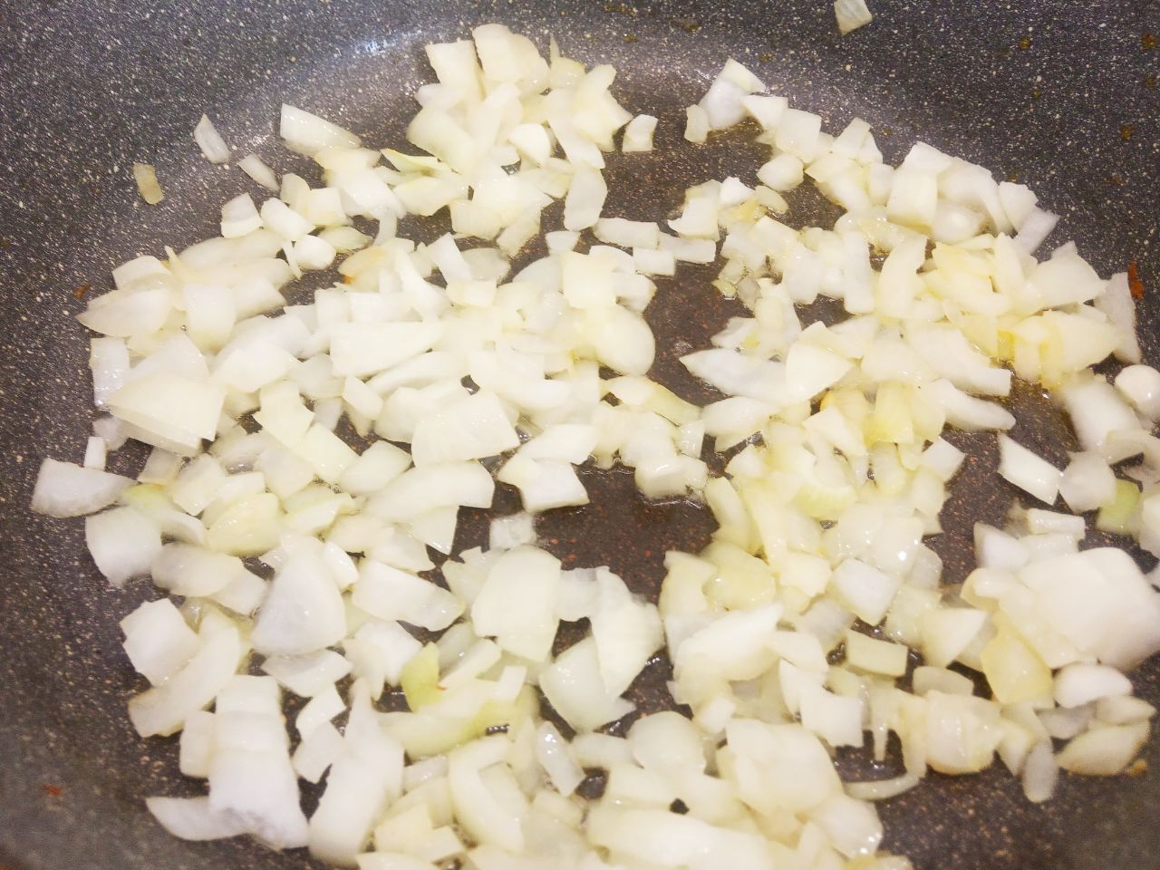 Котлеты из рубленого куриного филе, жареного лука и манной крупы: Сковороду разогреваем с растительным маслом, выкладываем измельченный лук и обжариваем до золотистого цвета.