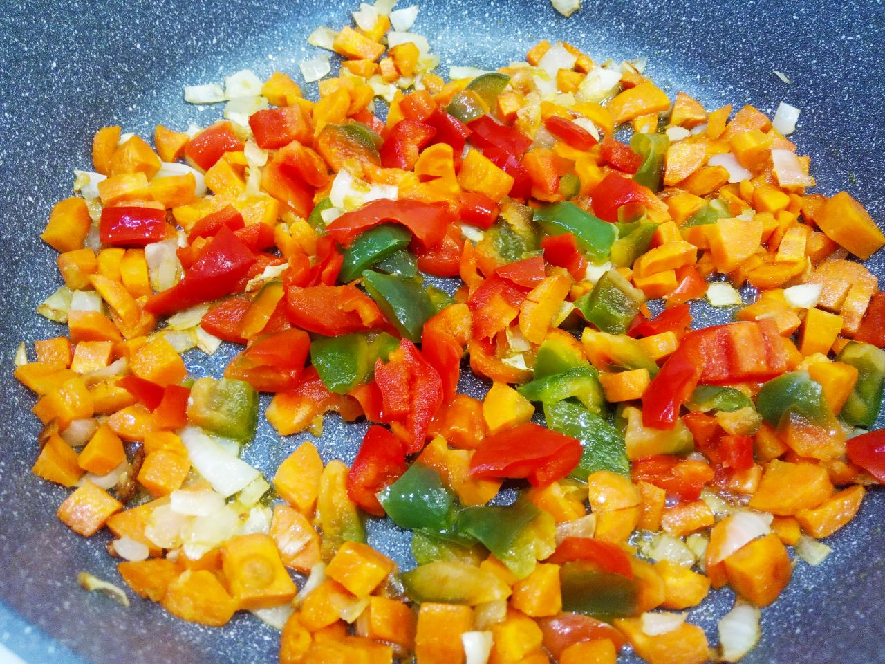 Чесночные стрелки с овощами, томатным соусом и мясным фаршем: Кладем полоски перца и разведенную томатную пасту кипяченой водой, тушим несколько минут.