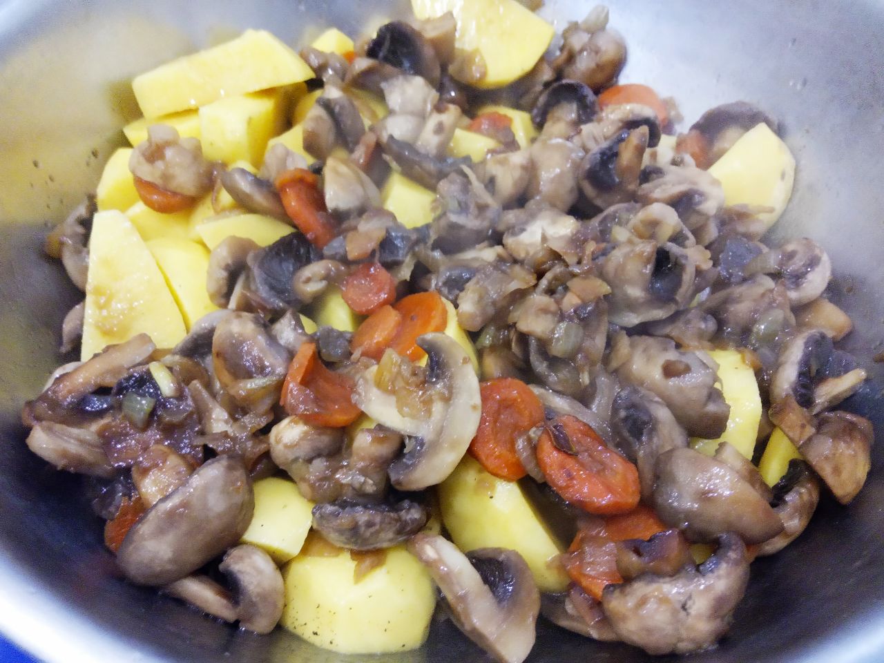 Картофель с грибами запеченный в рукаве для запекания, просто и вкусно: Выкладываем обжаренные грибы с луком и морковью, перемешиваем, чтобы равномерно перемешались грибы картофелем.