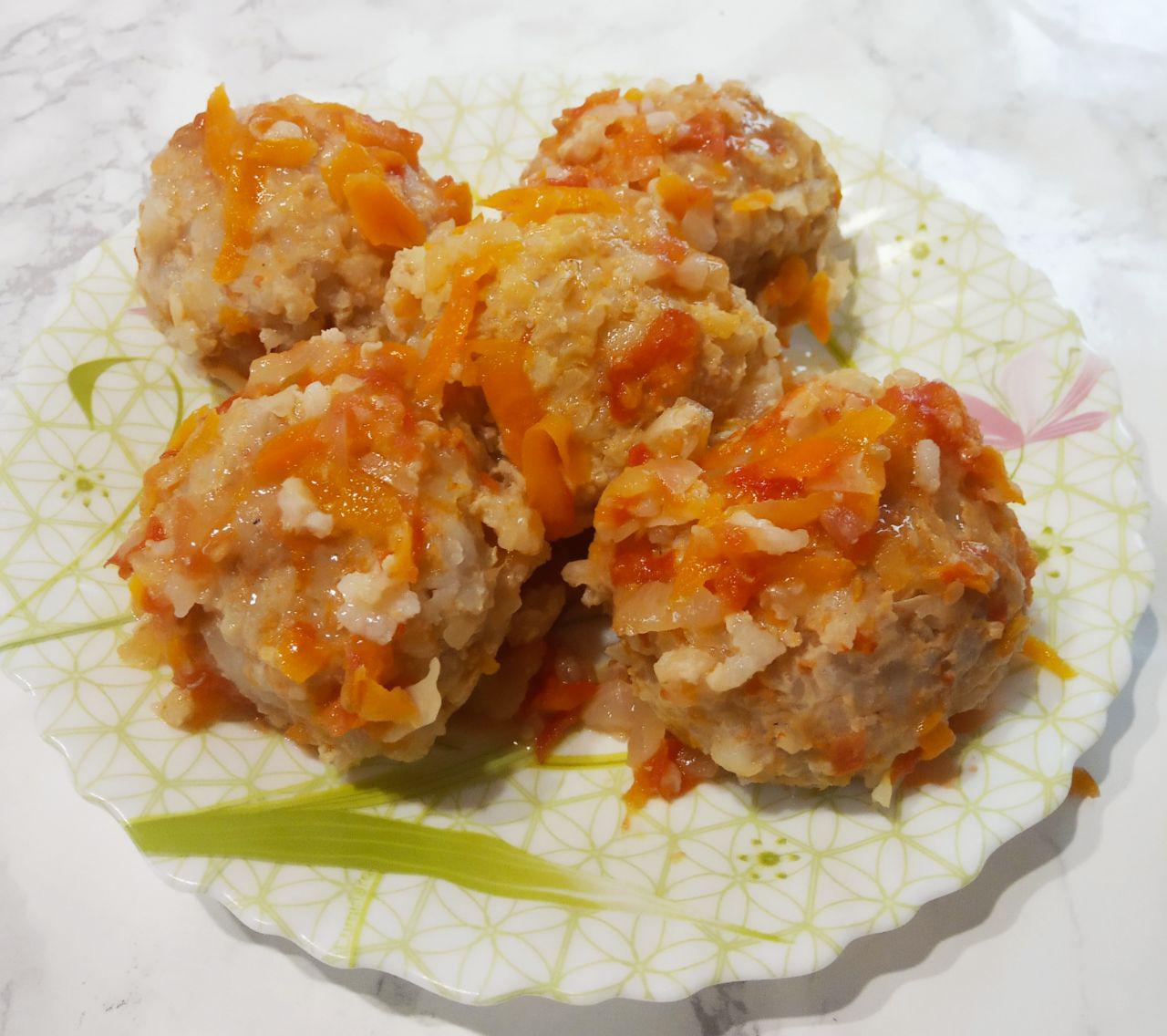 Ленивые голубцы из риса, капусты и фарша, в томатно-сметанном соусе