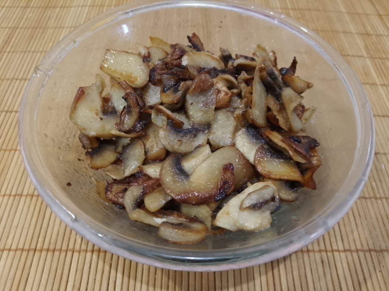Стожки из мяса, грибов, сыра и картофельного пюре, сытные и аппетитные: Обжариваем грибы на растительном масле до испарения жидкости, добавляем лук, соль и чеснок и обжариваем до