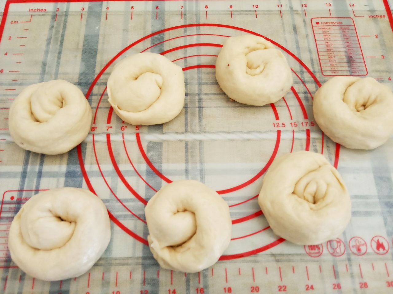 Простой рецепт жареных пирожков с начинкой из куриного филе и лука: Затем раскатываем колобки в прямоугольные полоски и распределяем начинку. Соединяем края и плотно защипываем,