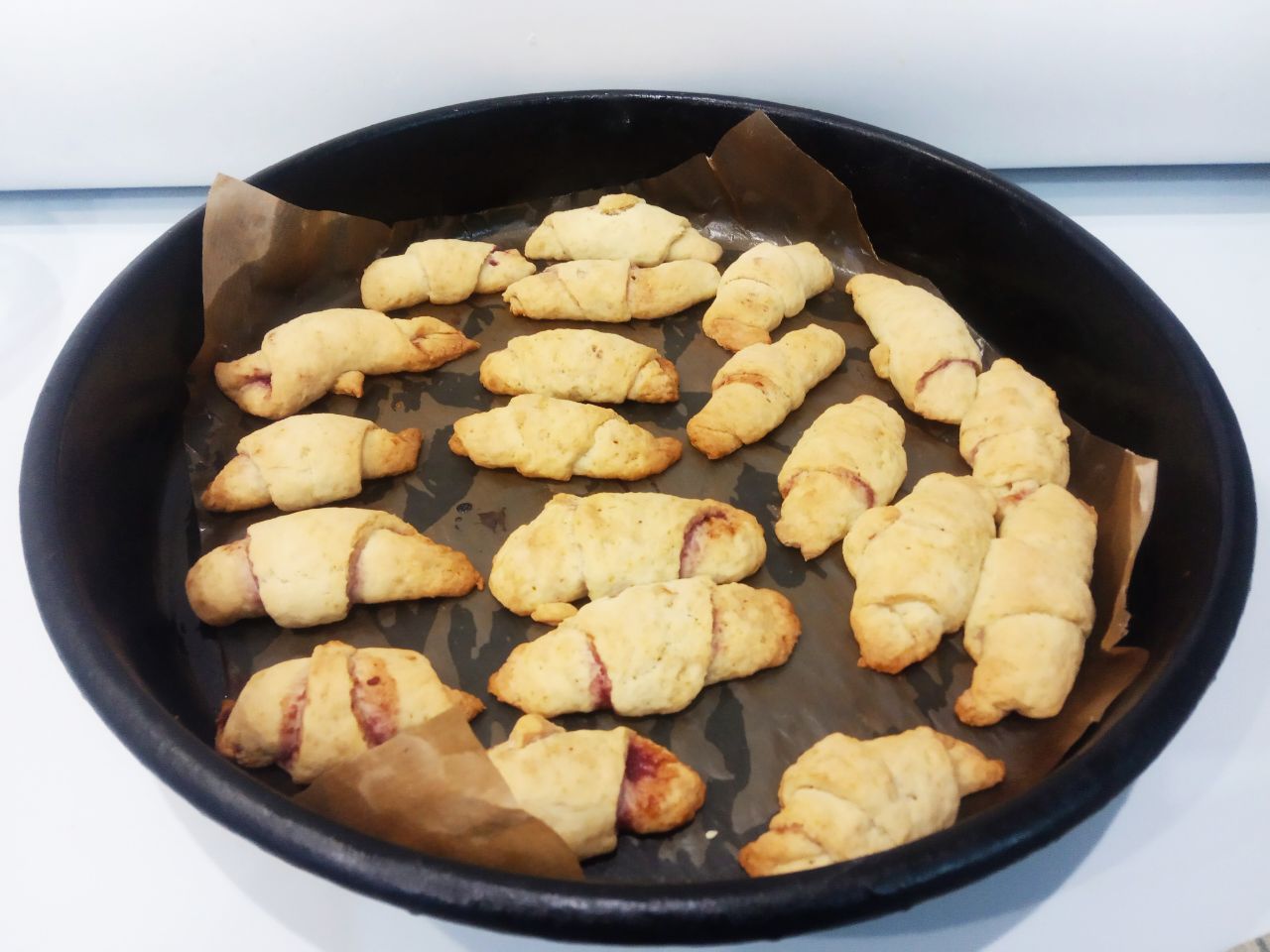 Рогалики с джемом на сметане, без яиц, просто и вкусно: Духовку разогреваем до 180 С и ставим печенье для выпекания. Выпекаем печенье до готовности около 15-20 минут.