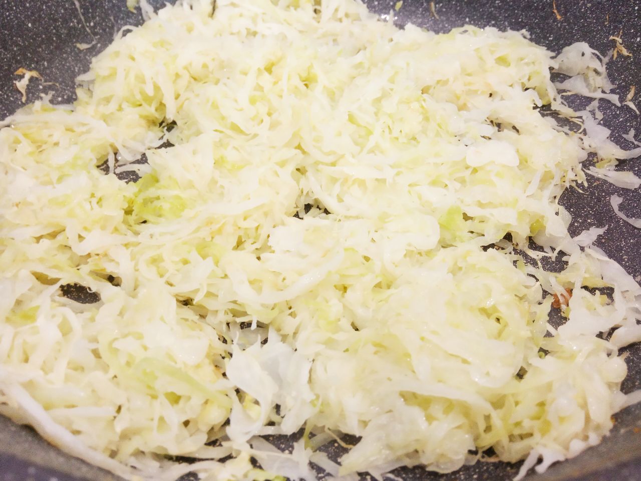 Котлеты из свежей капусты и фарша, сочные и вкусные: Разогреваем сковороду и обжариваем на растительном масле около 7-10 минут.