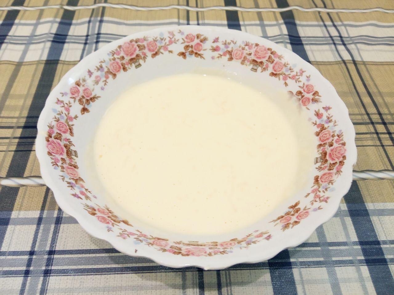 Кабачки в кляре, сытно и вкусно: Кладем тертый сыр и перемешиваем.
