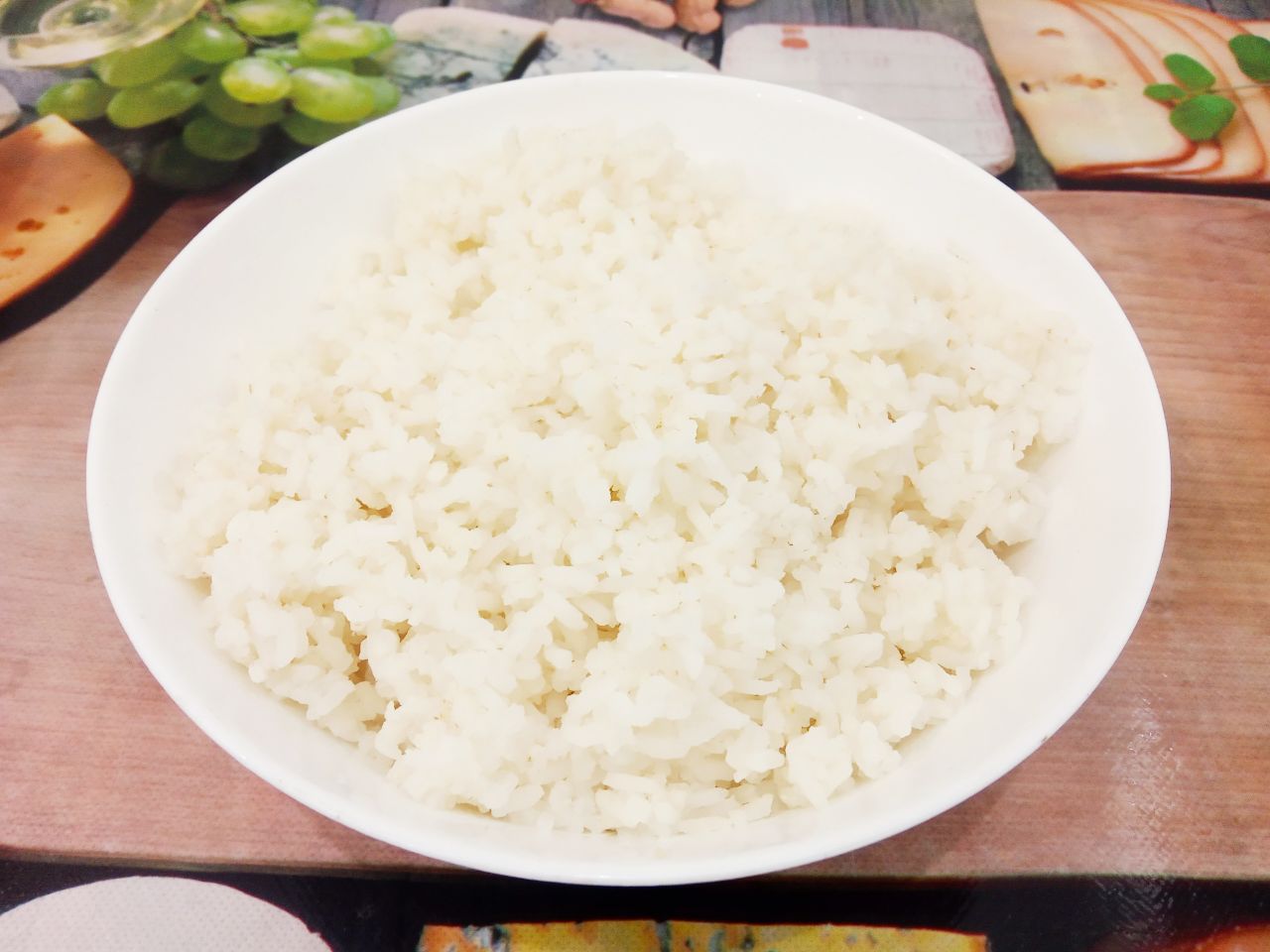 Ленивые голубцы, запеченные в духовке, вкусные и сытные: Рис тщательно промываем, отвариваем в подсоленной воде до полу готовности и откидываем на дуршлаг.