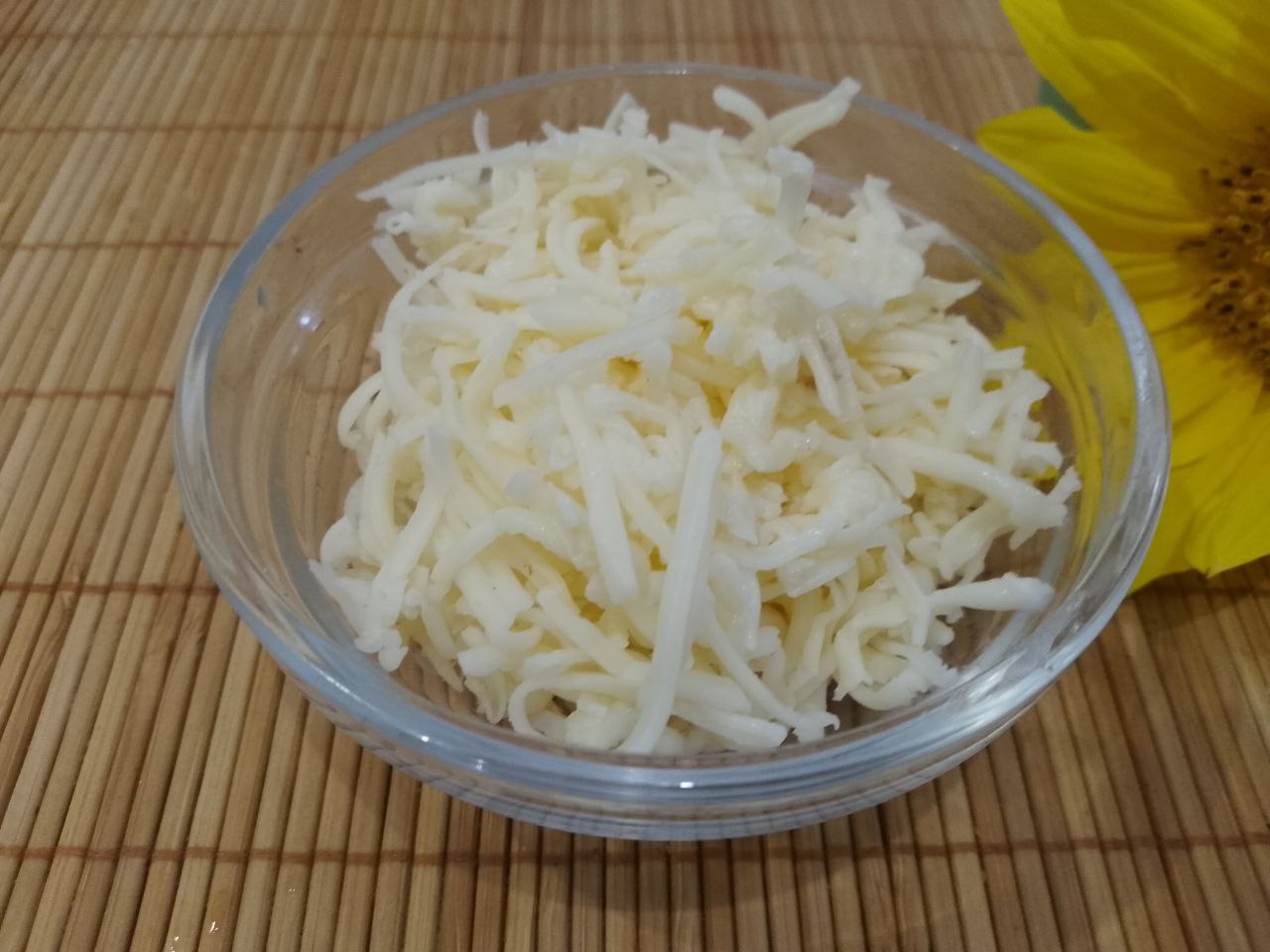 Салат из баклажанов, зелени и сыра, сытный и вкусный: Твердый сыр натираем на терке и добавляем в салатницу.