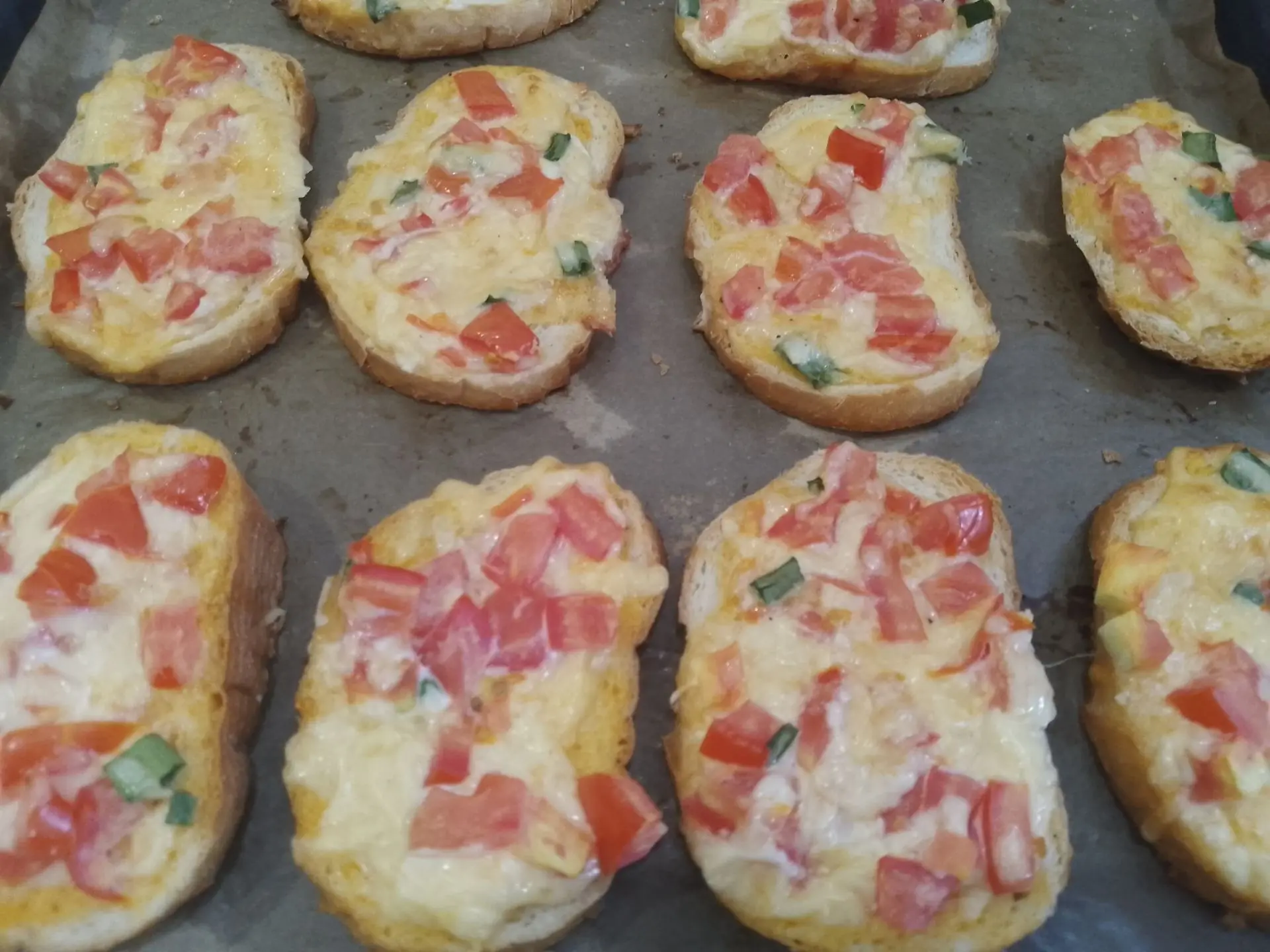 Горячие бутерброды в духовке, вкусно и быстро: Разогреваем духовку до 180 С и ставим бутерброды для запекания. Запекаем бутерброды до румяной корочки.