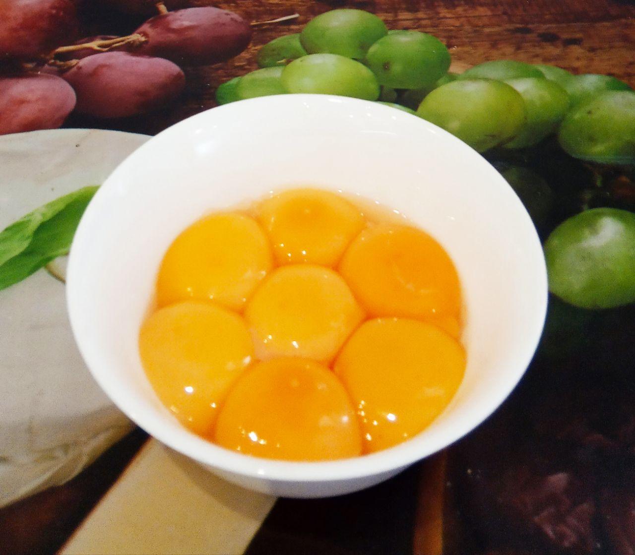 Торт из сухарей, с нежным заварным кремом, просто и вкусно: Разделяем яйца на желтки и белки в разные чаши или другую посуду.
