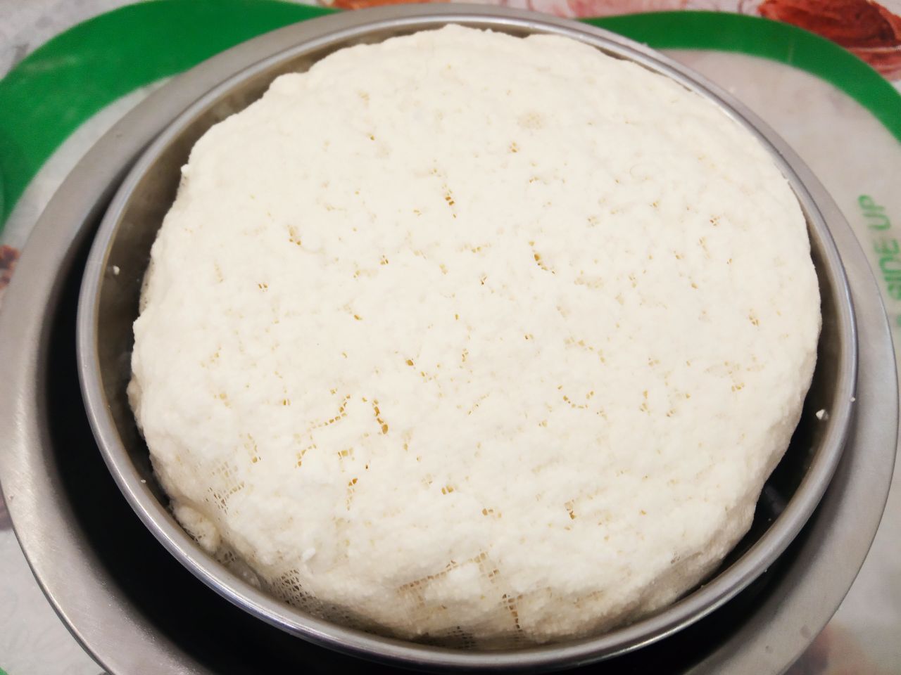 Рецепт домашнего сыра, просто и вкусно: Закрываем сыр марлей, кладем на сыр груз на пару часов.
