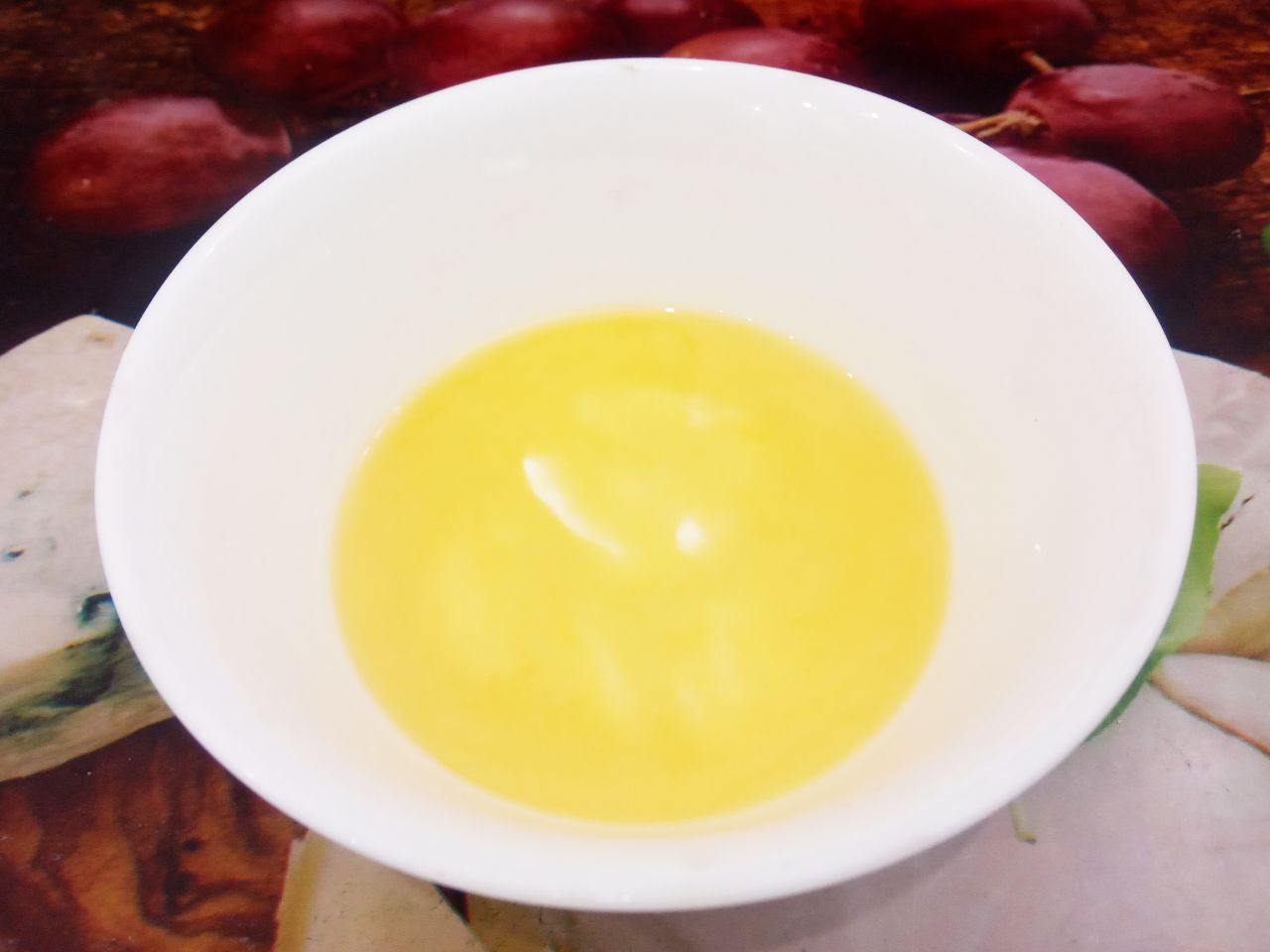 Пирог из манной крупы, изюма и муки, простой и вкусный: Сливочное масло растапливаем на водяной бане.