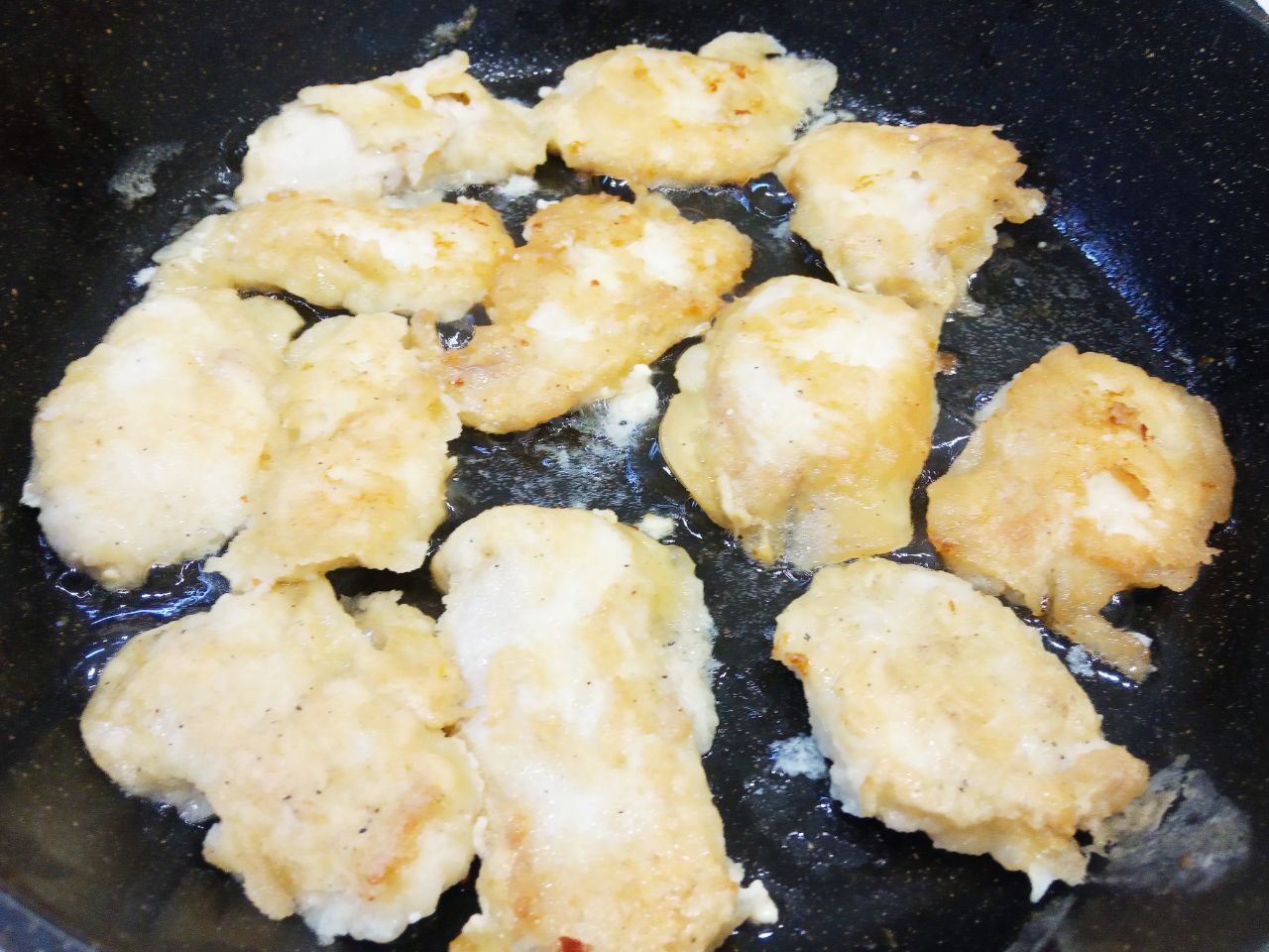 Филе куриное в кляре, на сковороде, сочное и нежное: Затем кусочки филе переворачиваем на другую сторону и обжариваем до готовности.Обжаренное филе складываем на