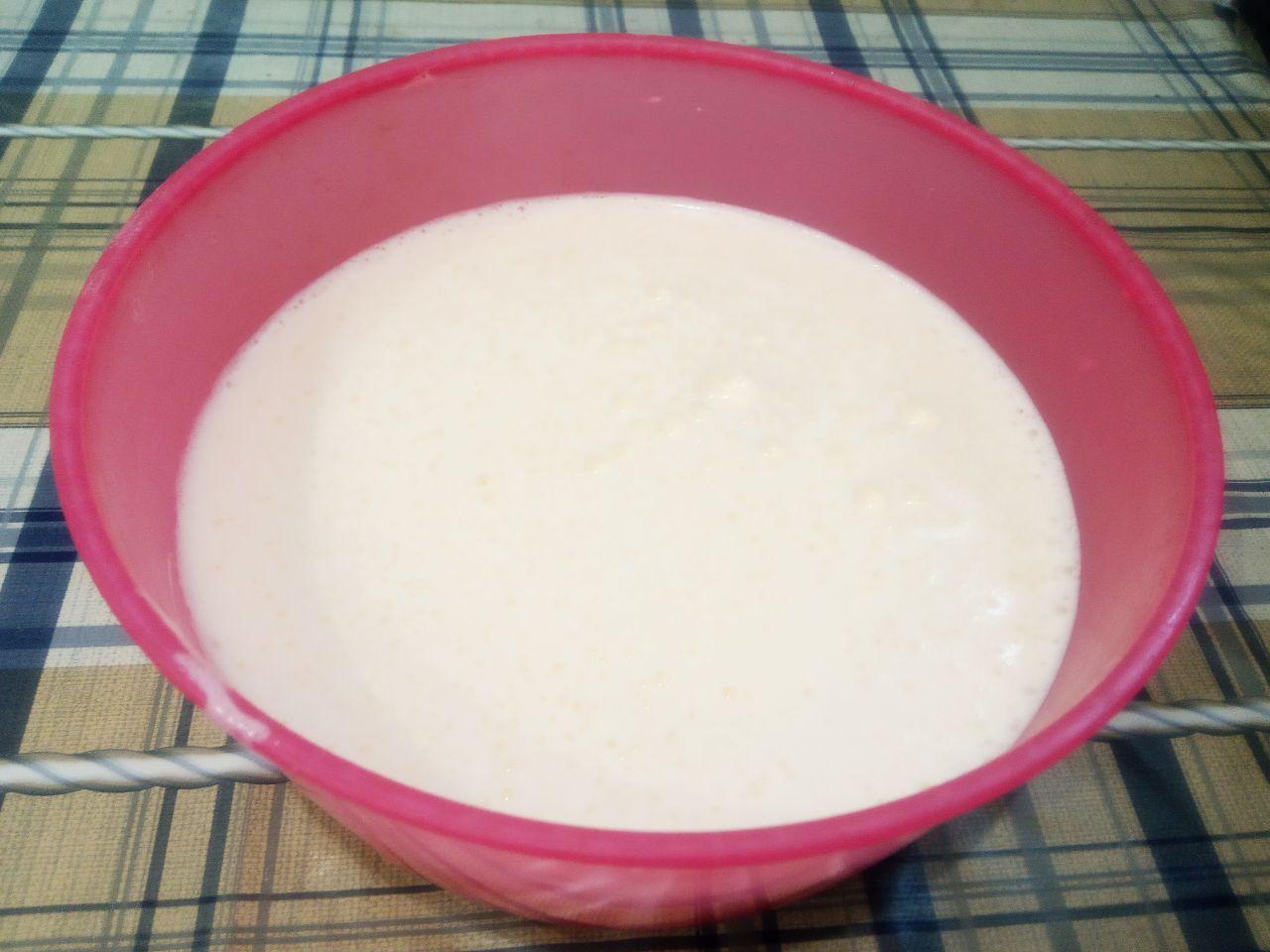 Пирог с яблоками на сметане, вкусно и быстро: В сметану кладем соду, перемешиваем и выливаем в яичную смесь. Соду можно заменить разрыхлителем для теста,