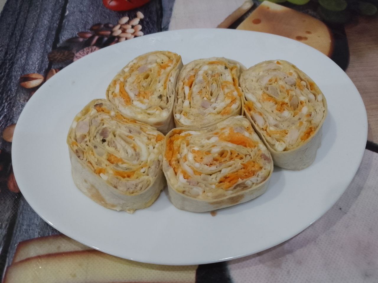 Лаваш с начинкой из мяса, яиц и моркови