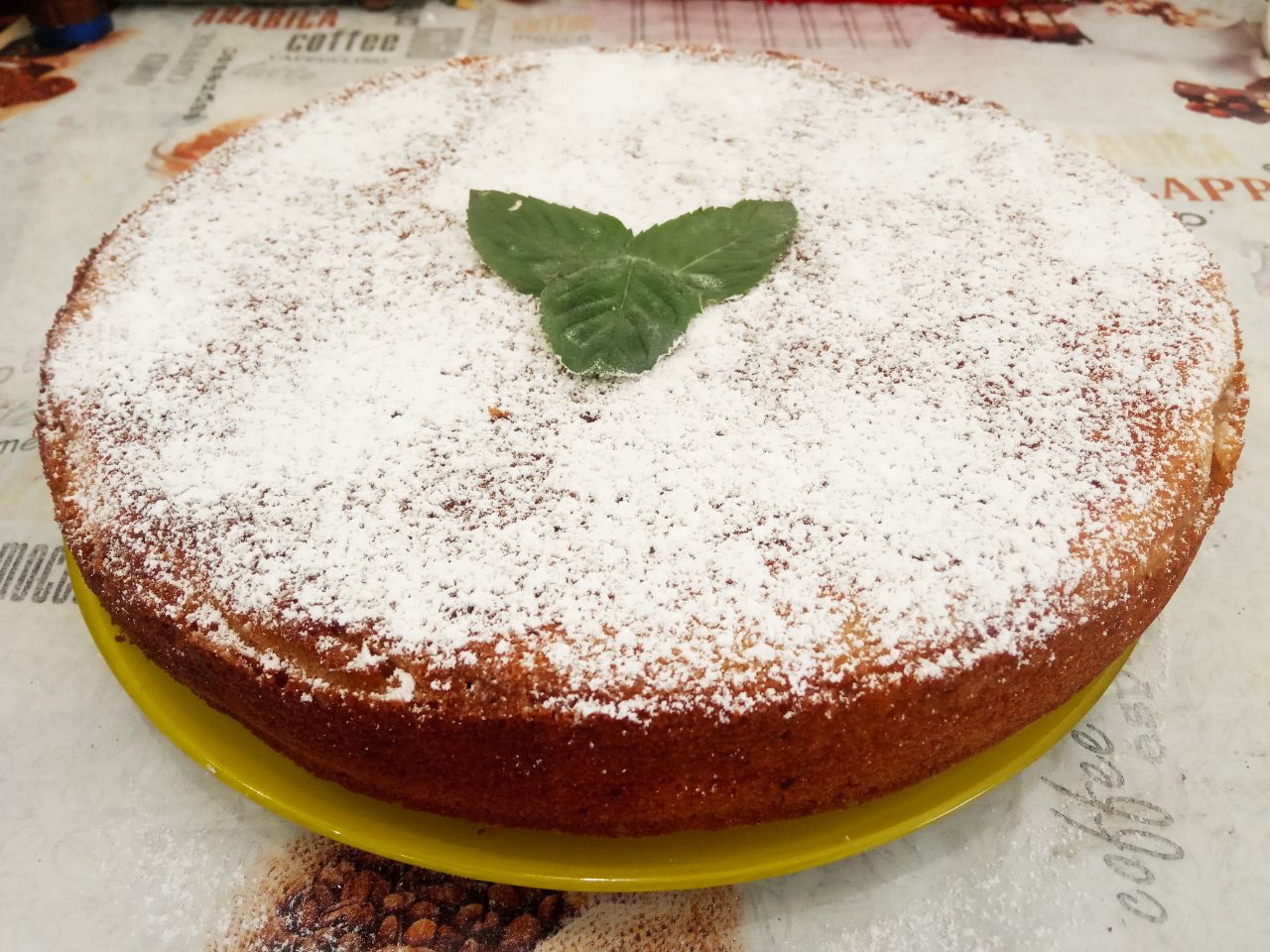 Пирог из манной крупы, изюма и муки, простой и вкусный: Достаем пирог из формы и посыпаем сахарной пудрой.