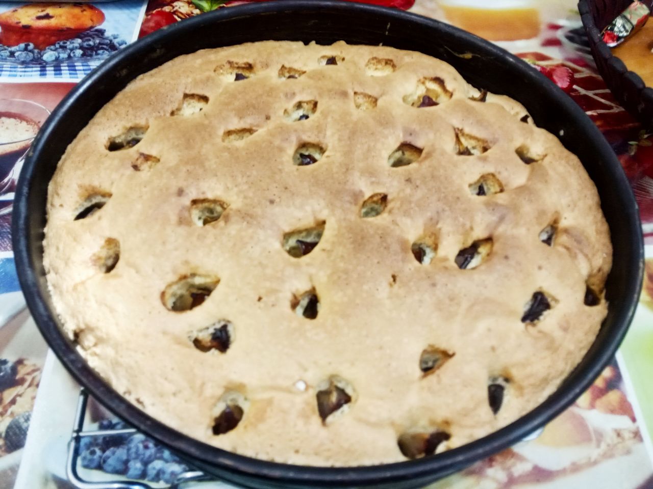 Пирог из бисквитного теста со сливами, просто и вкусно: Испеченный пирог достаем из духовки и охлаждаем в форме.