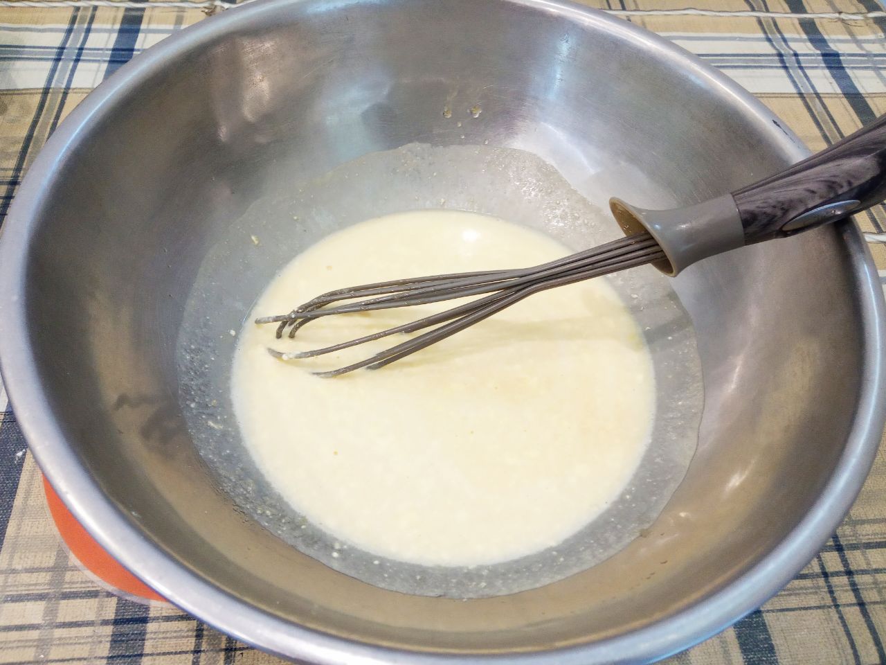 Воздушные и нежные булочки с заварным кремом и изюмом: Добавляем разведенные дрожжи и размешиваем.