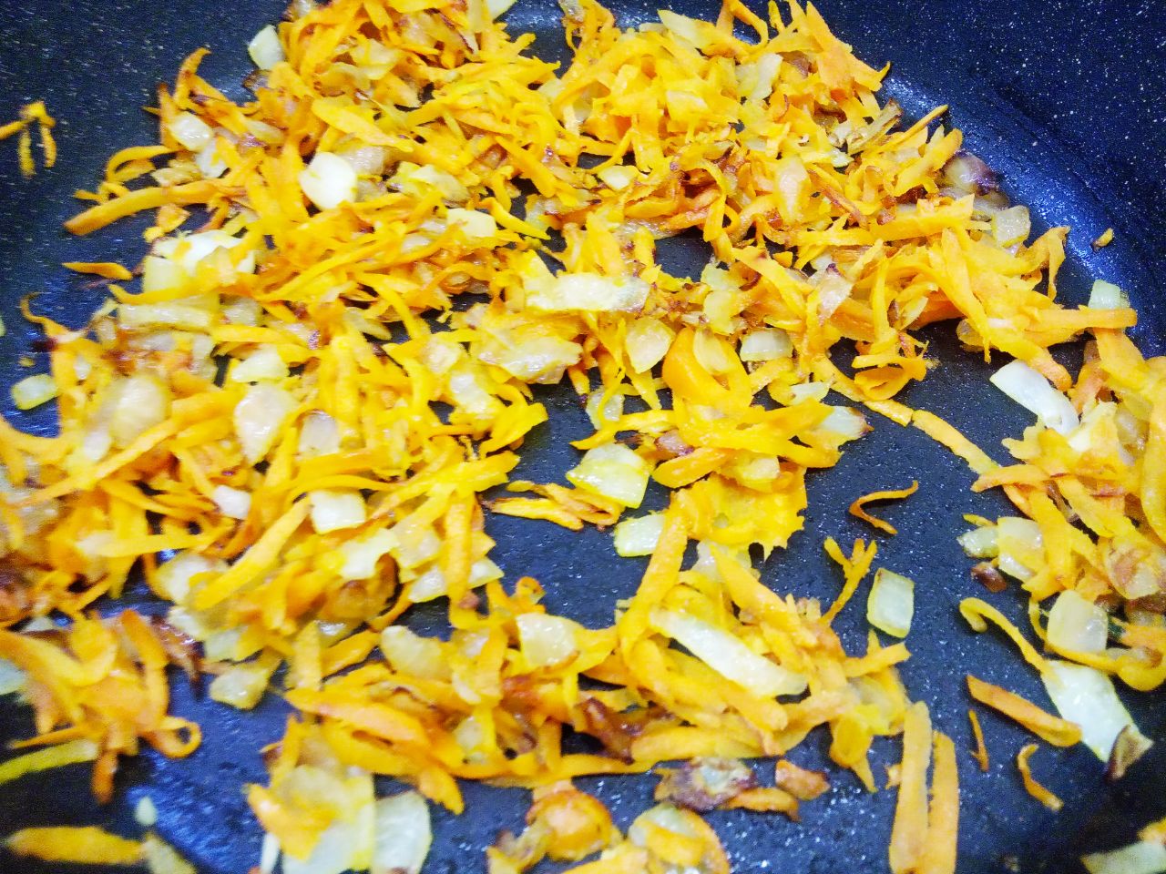 Паштет из куриной печени, вкусно и просто: Добавляем морковь и обжариваем до размягчения.