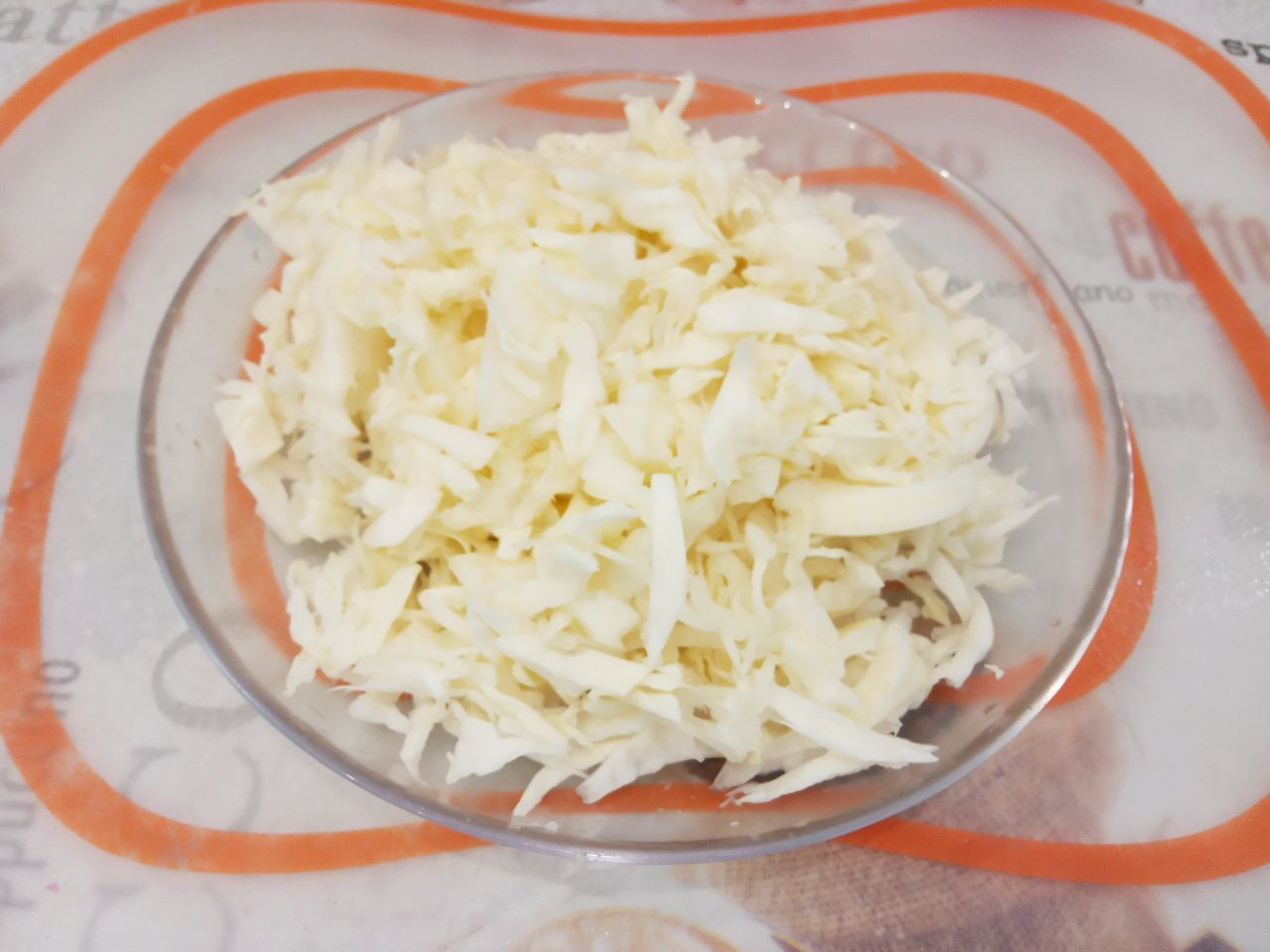 Красный борщ с грибами, вкусный и сытный: Из капусты удаляем непригодные листья, промываем и нарезаем.