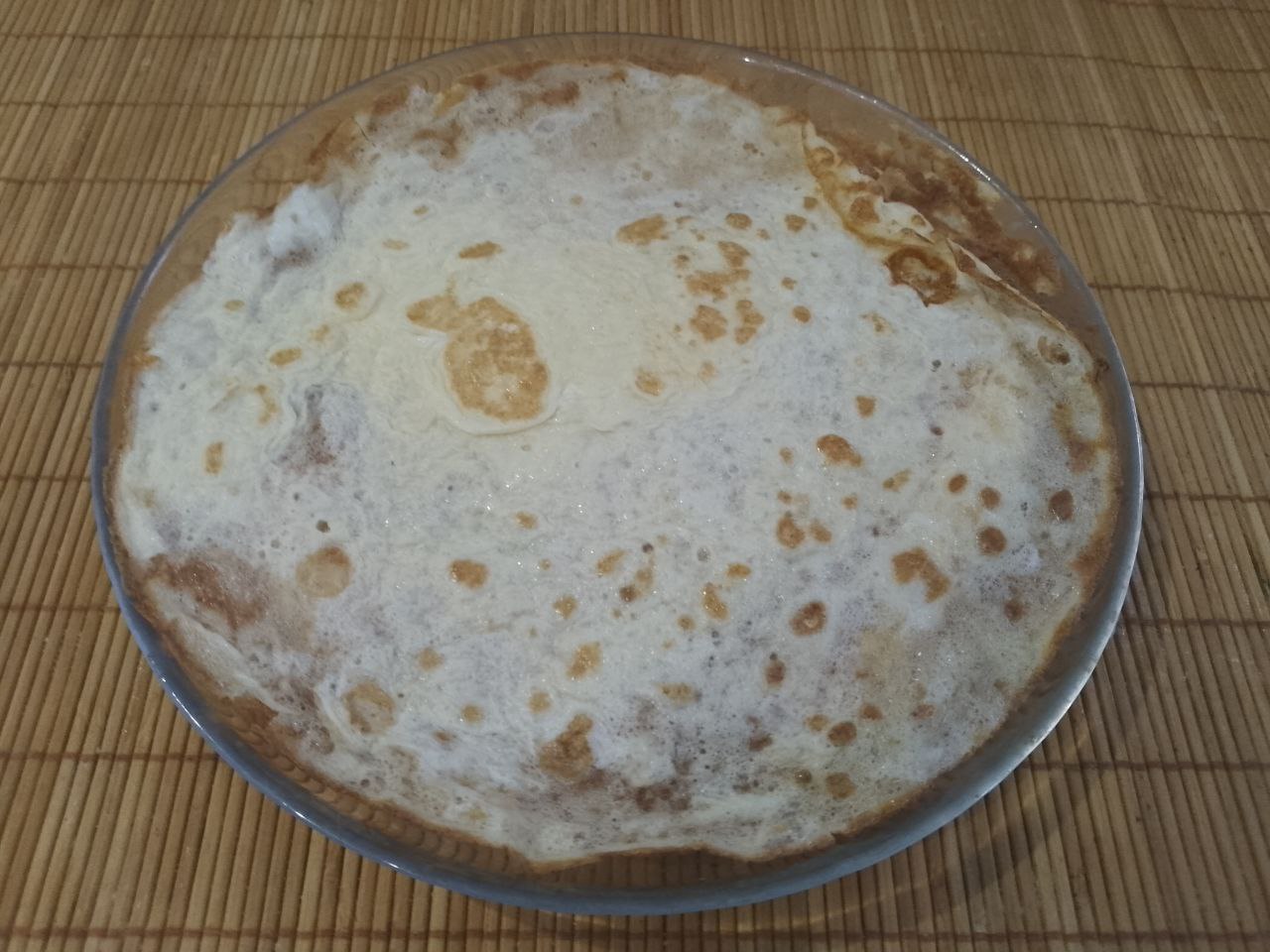 Сытный, вкусный и аппетитный салат из яичных блинов, ветчины и других ингредиентов: Выпекаем сначала с одной стороны затем переворачиваем и с другой стороны.