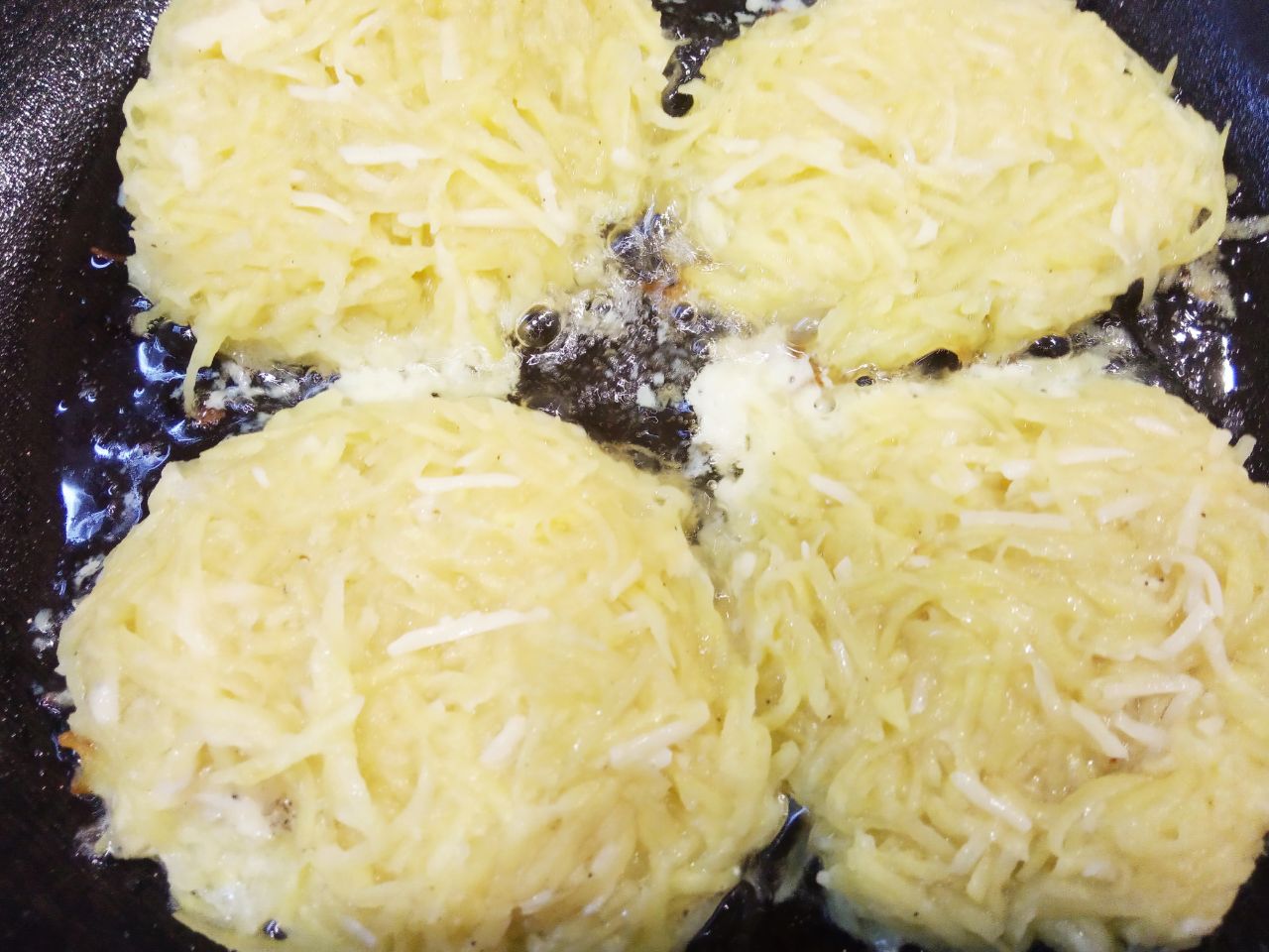 Картофельные оладьи или драники с твердым сыром, быстро и вкусно: Сковороду разогреваем с растительным маслом. Ложкой выкладываем оладьи и разравниваем.