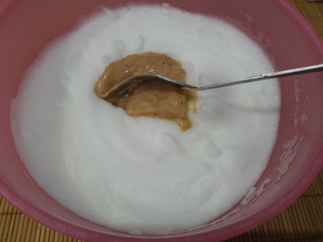 Куриное филе в кляре и взбитом белке, на сковороде, нежное и вкусное: Разогреваем сковороду с растительным маслом, полоски филе окунаем во взбитые белки и кладем на разогретую