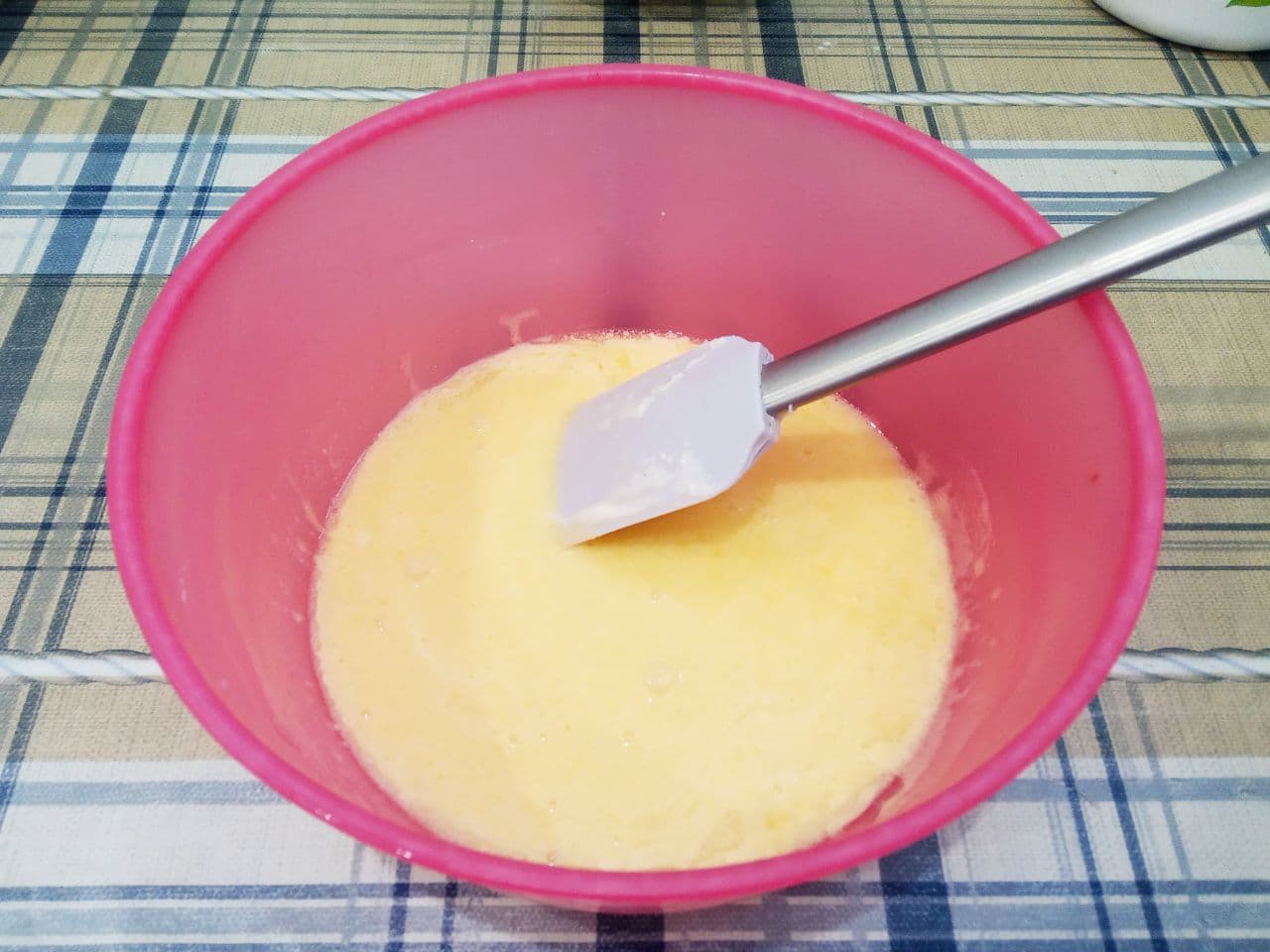 Манный пирог на молоке, просто и вкусно: Сливочное масло растапливаем на водяной бане или в микроволновке и добавляем во взбитые желтки, размешиваем.