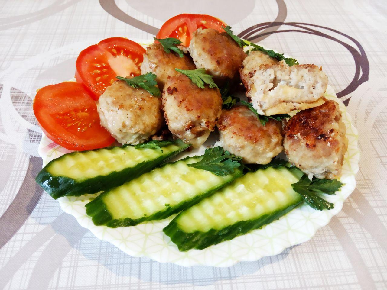 Сочные свиные шарики с сыром