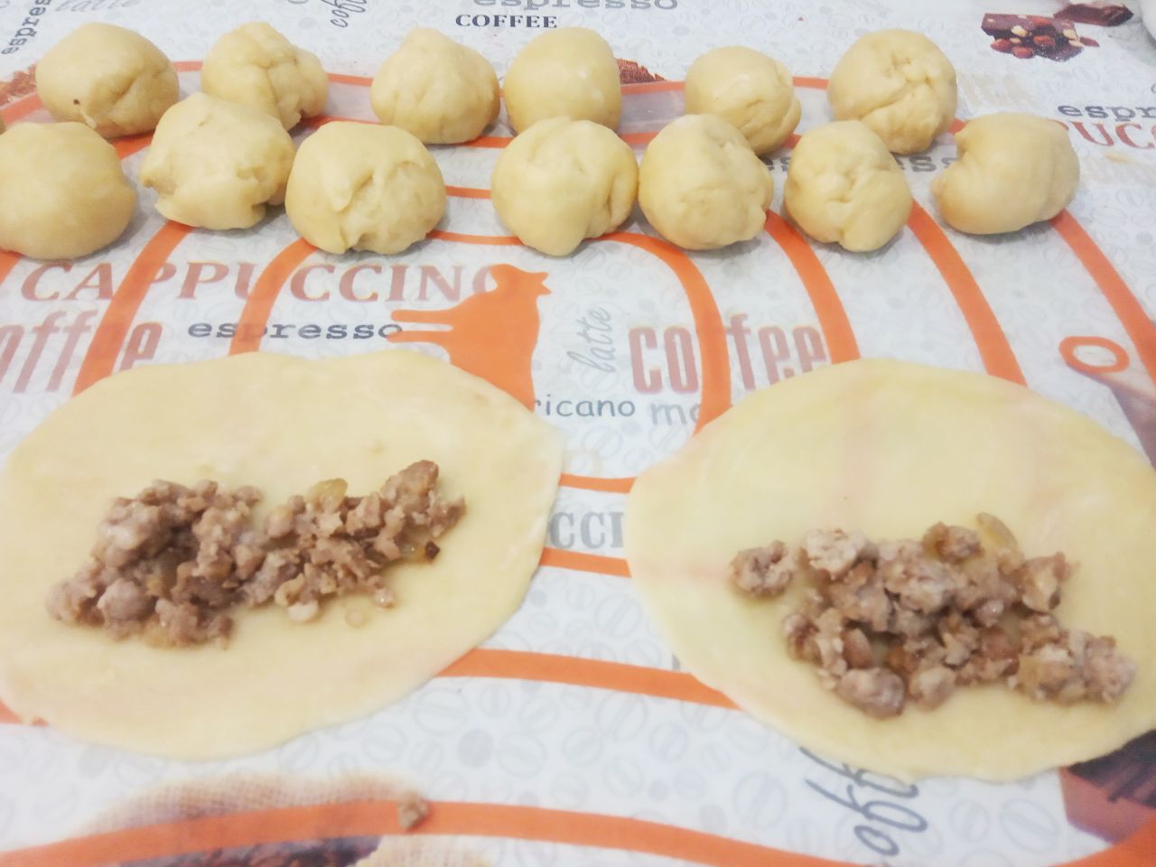 Простой рецепт пирожков из теста на растительном масле, с мясной начинкой: На один край кладем мясную начинку.