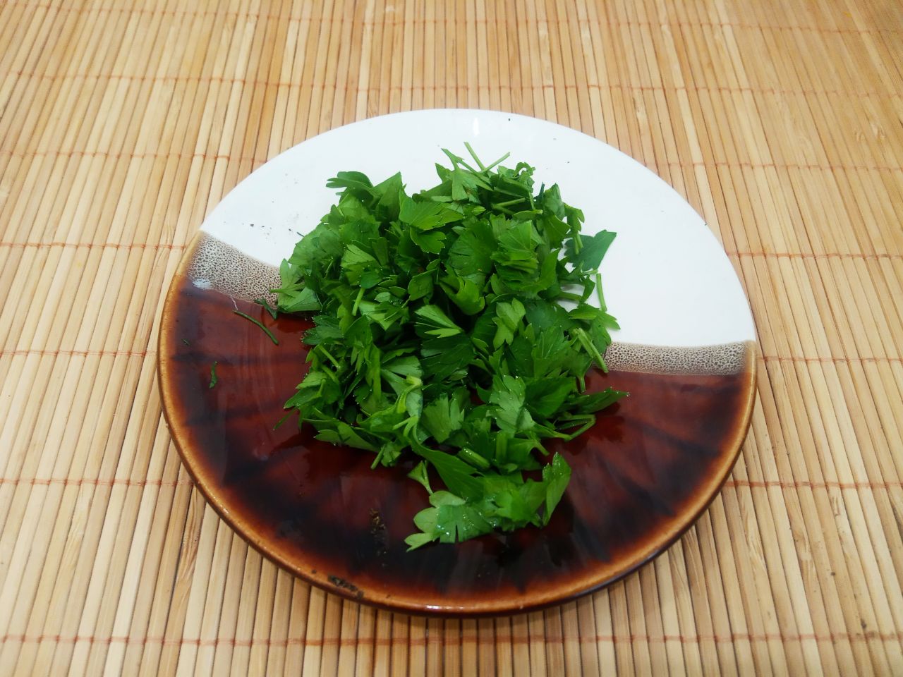 Салат из свежих огурцов, чеснока и зелени, просто и вкусно: Зелень петрушки промываем, просушиваем и мелко нарезаем.